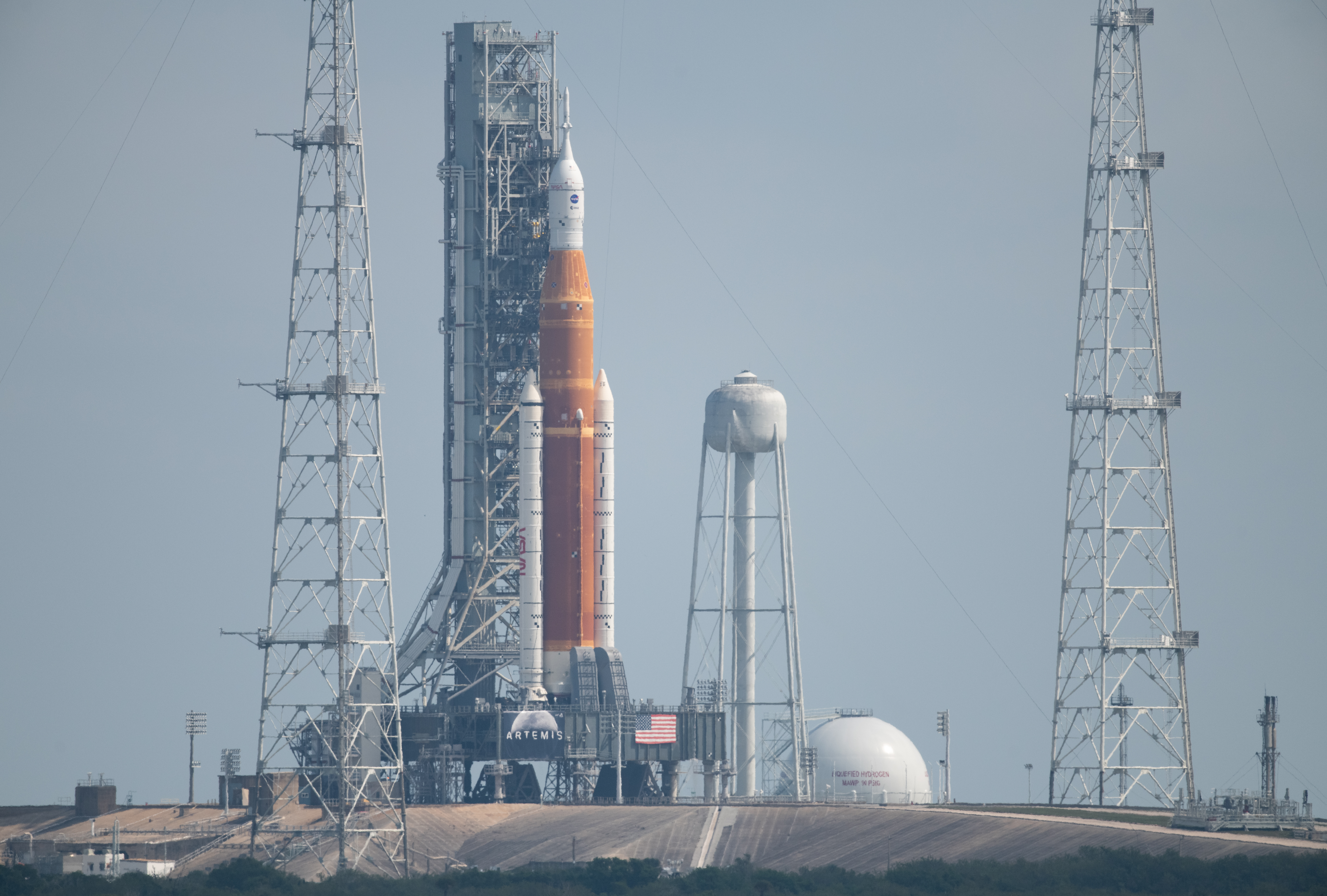 日本初の月面着陸機「OMOTENASHI」を載せた メガ・ロケット「SLS」の