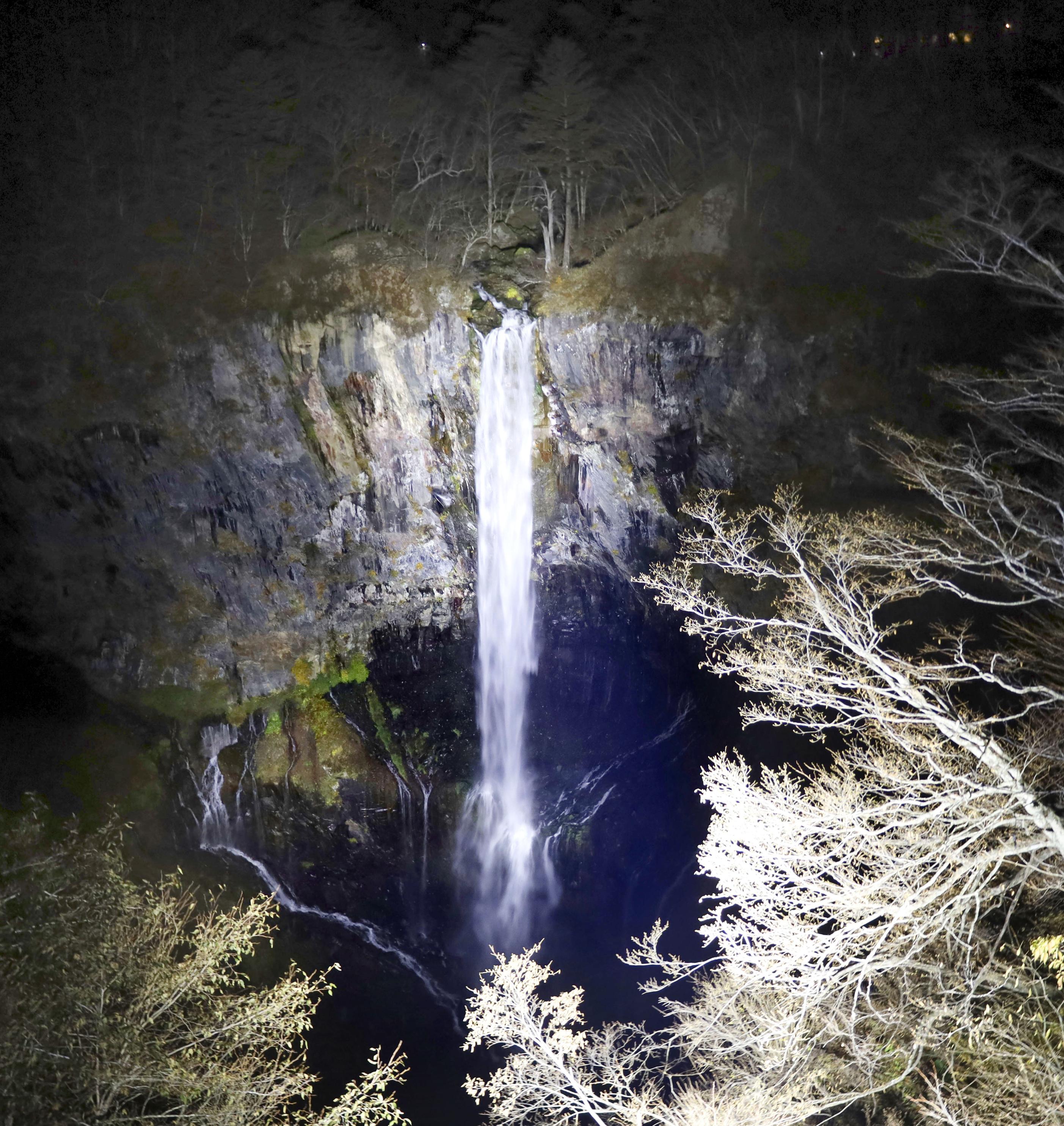 華厳の滝輝く 中禅寺湖背に、晩秋の幻想 - 産経ニュース