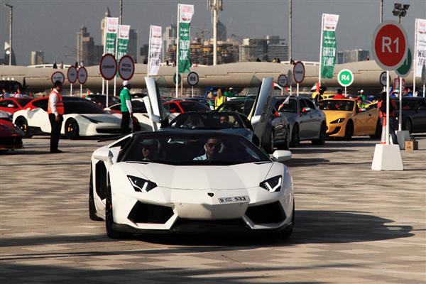 砂漠の民は車好き フェラーリ マクラーレン 高級車ずらり ドバイ モーターフェスティバル 1 2ページ 産経ニュース