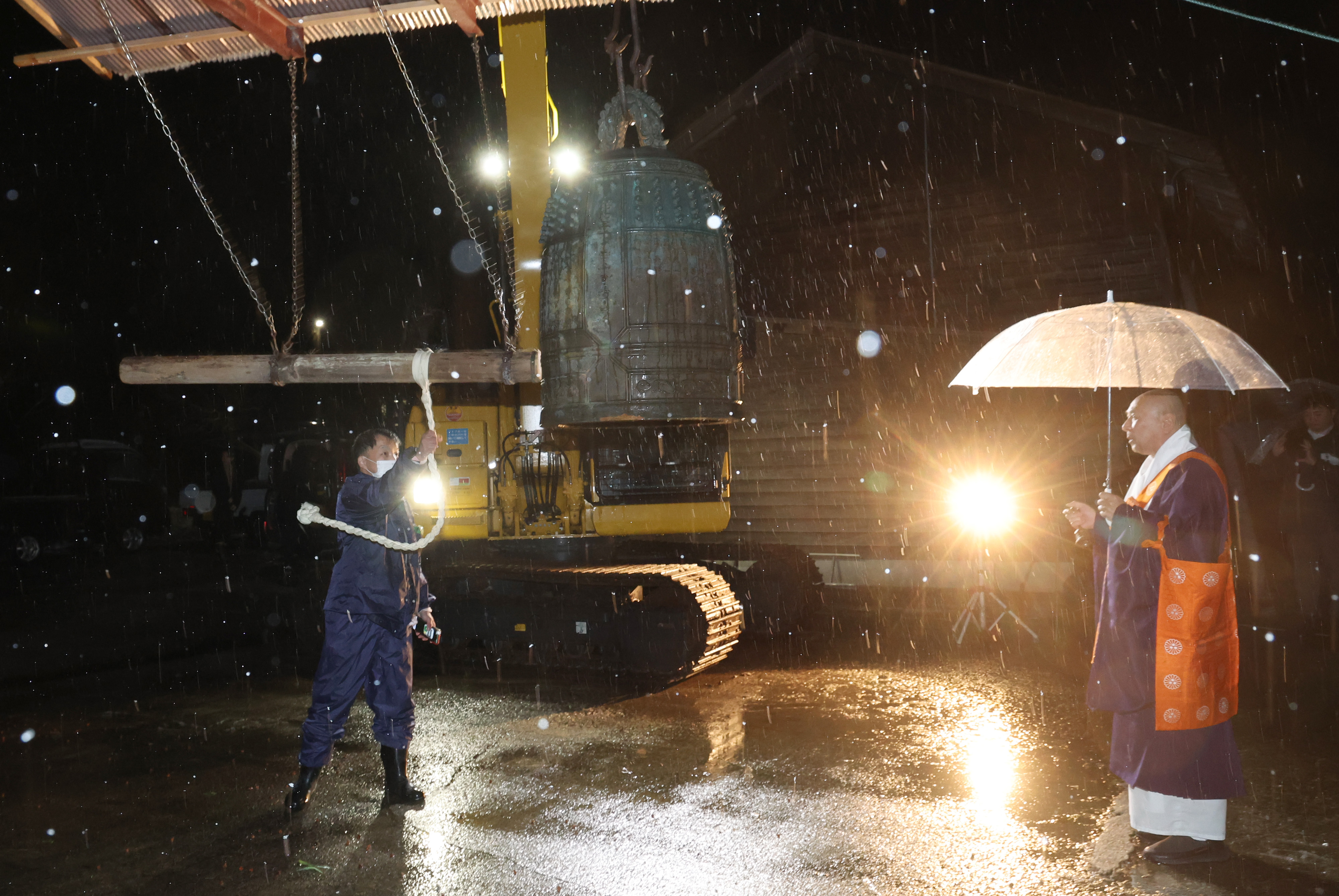 重機でつるされた「除夜の鐘」 厳かな音色が能登の被災地に鳴り響く