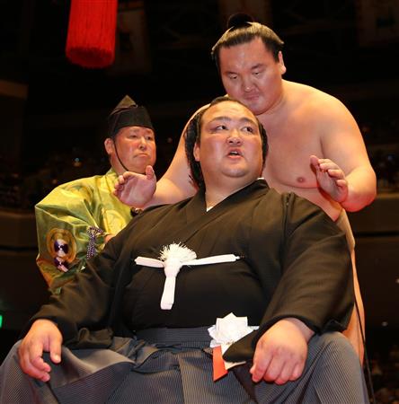 白鵬、元稀勢断髪式ではさみ「今度は弟子同士を闘わせたい」 - サンスポ