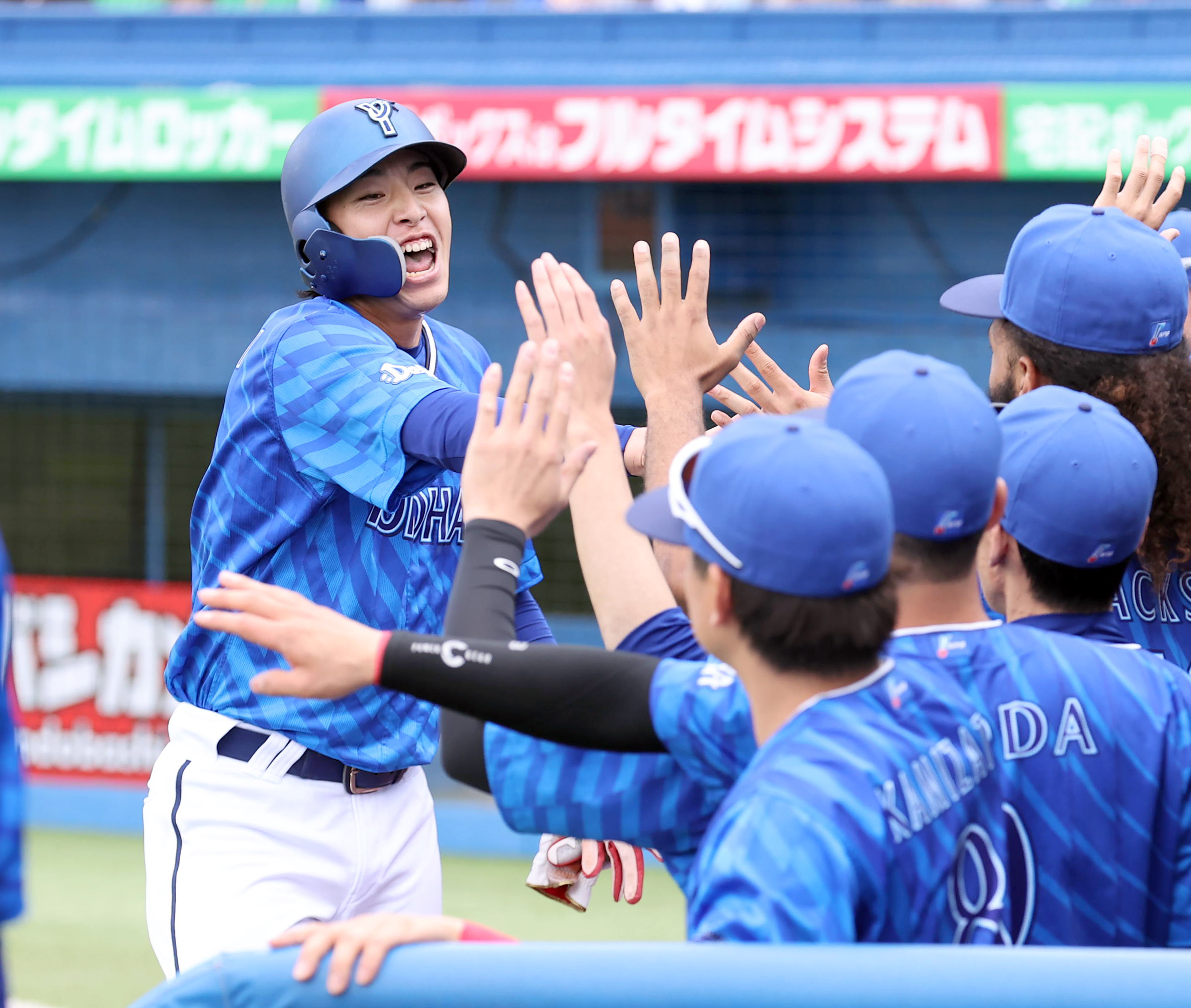 DeNAベイスターズ 度会隆輝選手 プロ初ホー厶ラン 直筆サインフォト