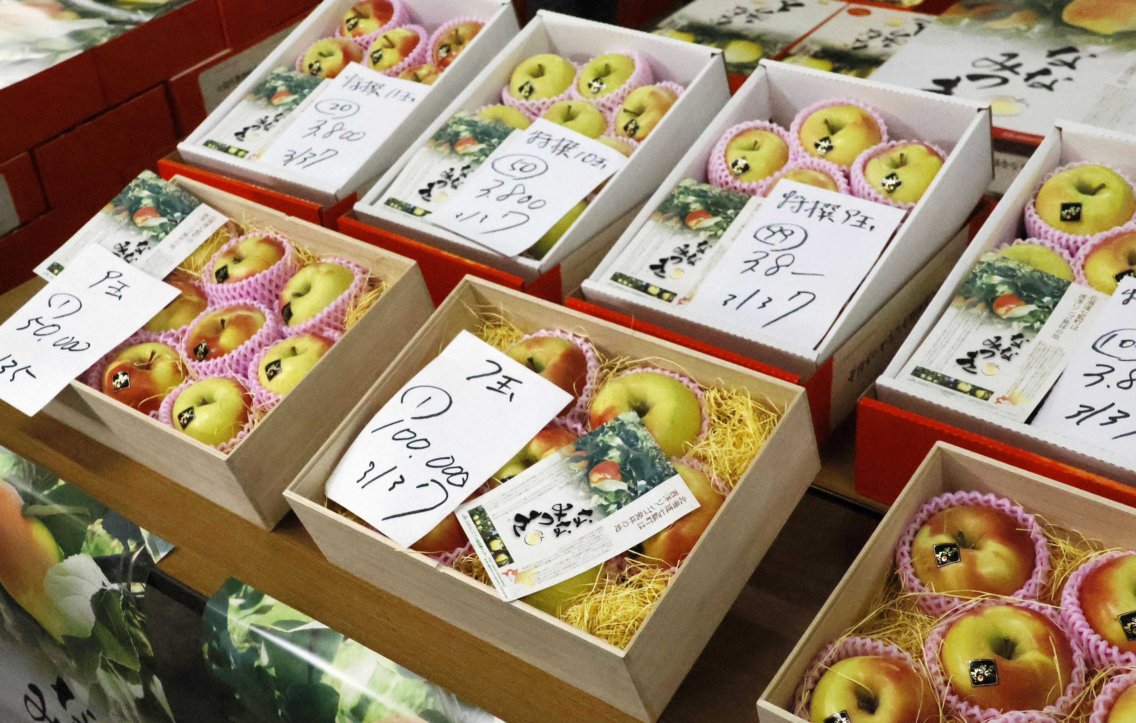 蜜入りリンゴ「ななみつき」初競り、7玉10万円の最高値 北海道・函館の