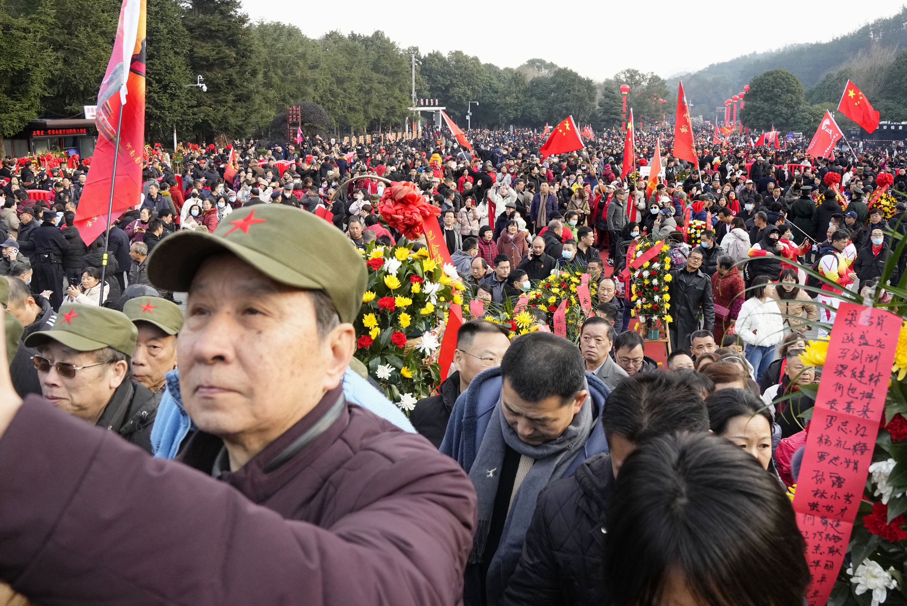 フォト】毛沢東の功績称賛 生誕130年、支持者が銅像に拝礼 - 産経