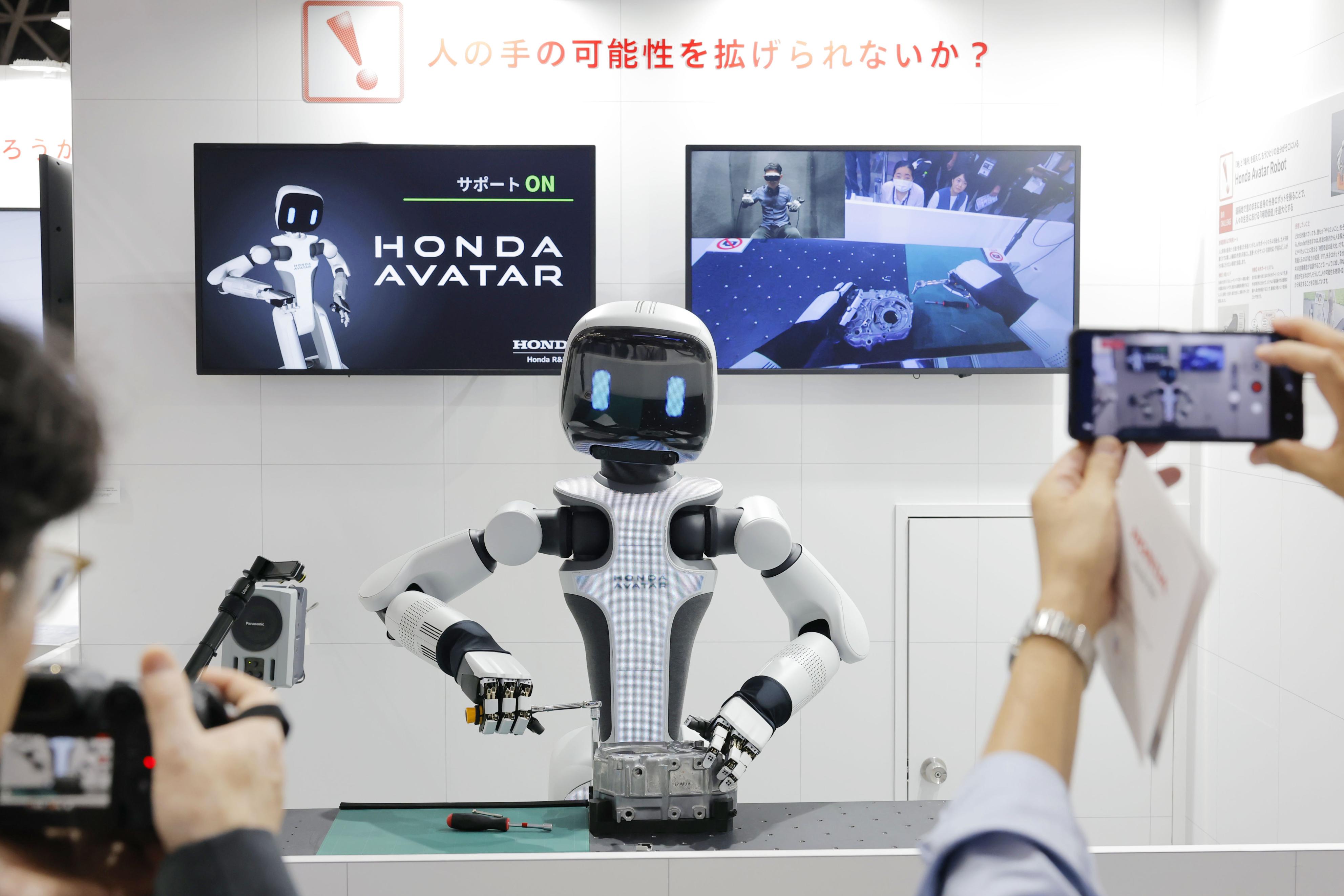 ホンダが遠隔操作できる「アバターロボット」公開 ASIMOの技術継承