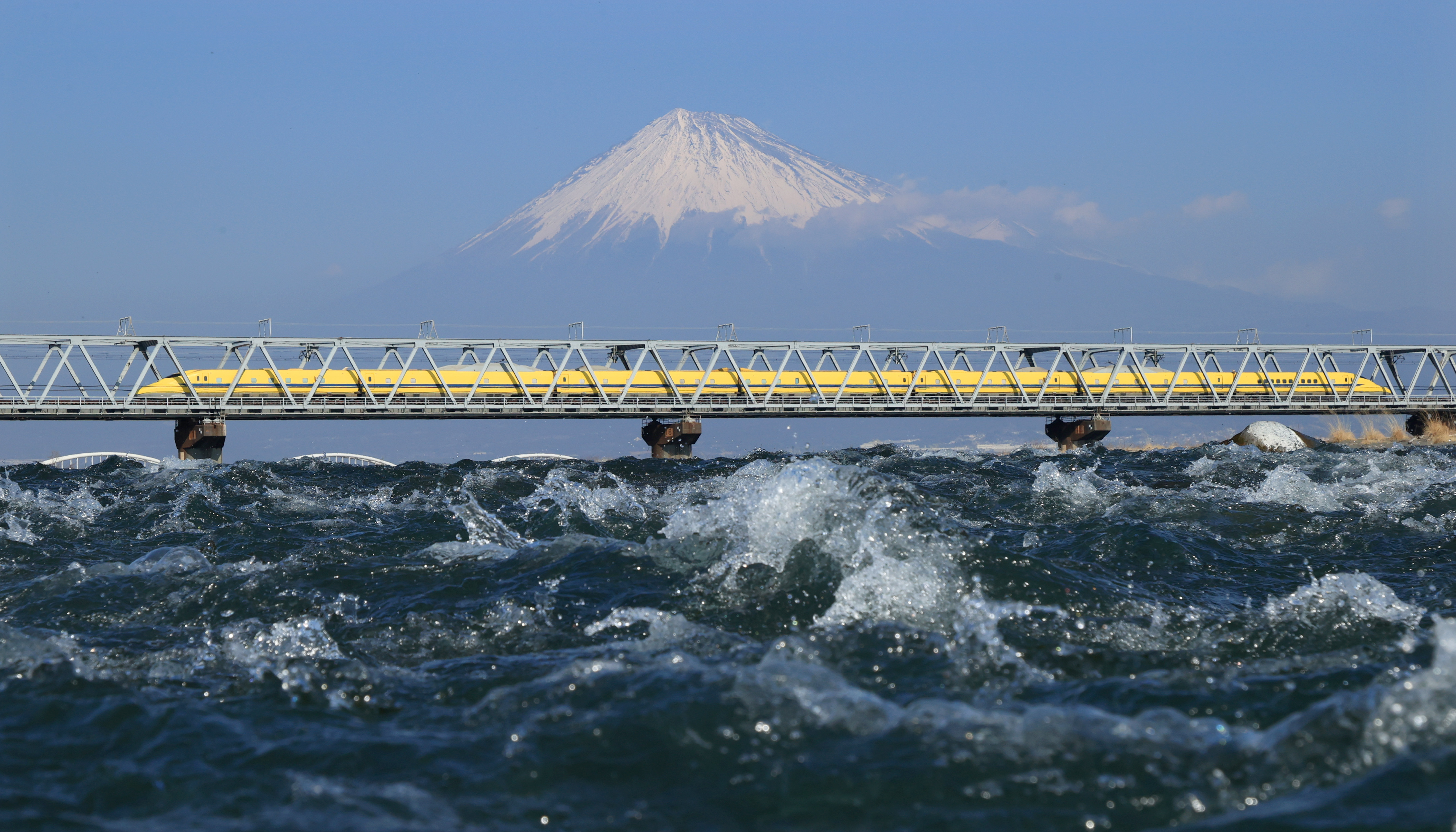 真冬の富士川に浸かって撮ったドクターイエロー 隣には下着姿で水に