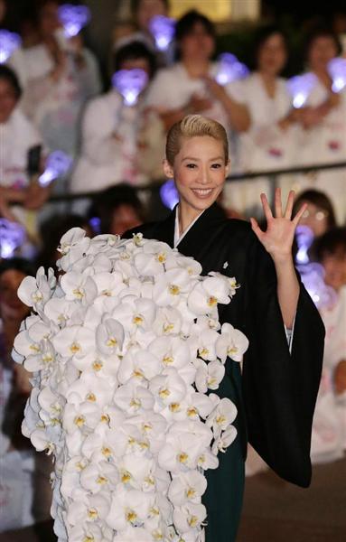 宝塚歌劇団 いま とても幸せ 月組トップスターの龍真咲さんが退団のパレード 紋付きはかま姿でファンの前に 産経ニュース