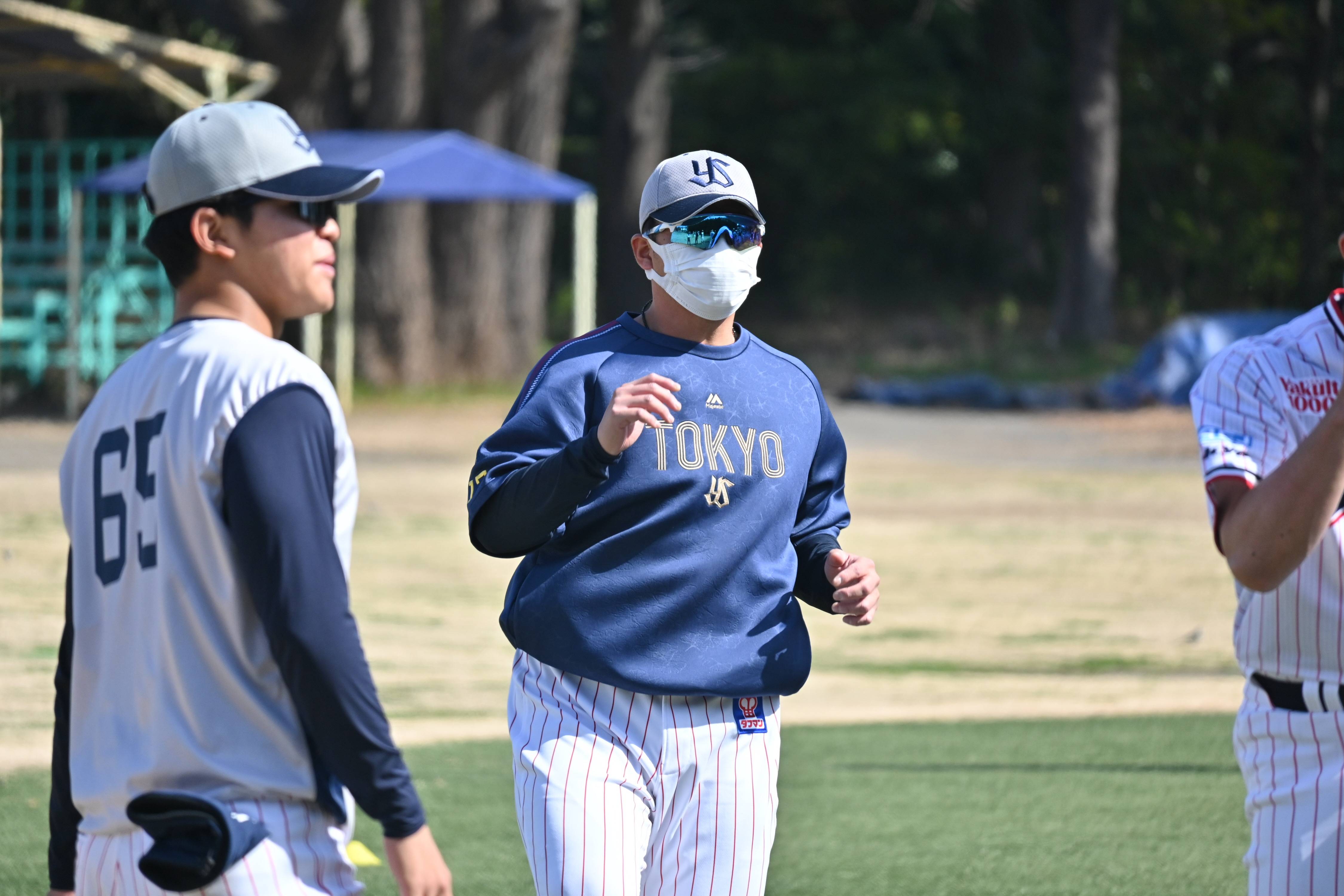 ヤクルト・清水昇、マスク＆サングラスでウオーミングアップ 「マスク