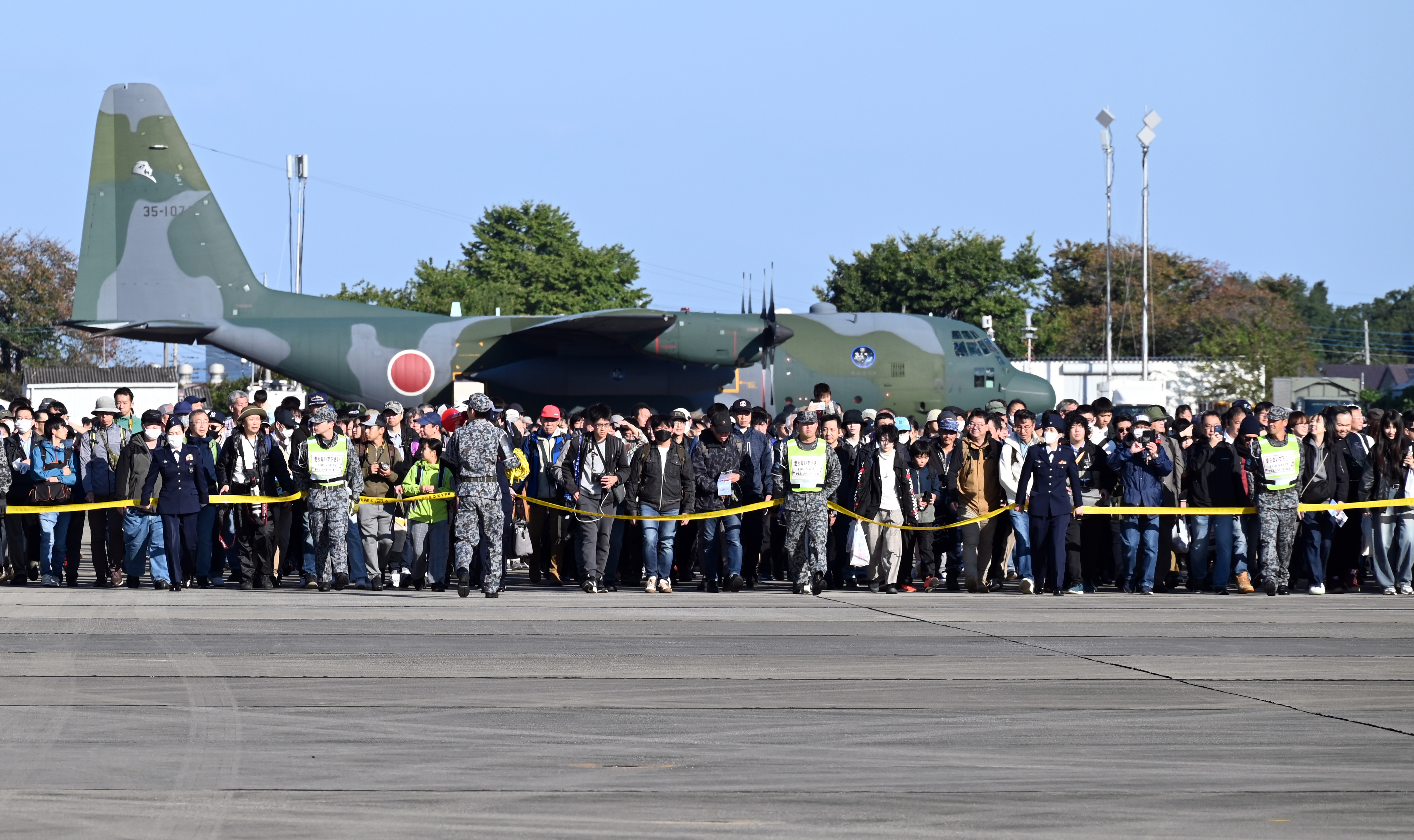 動画】入間航空祭に電子戦訓練機「EC-1」登場 ブルーインパルスに歓声