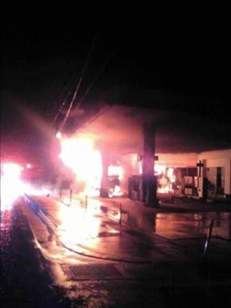 ガソリンスタンドにトラック突っ込み炎上 滋賀県多賀町 産経ニュース