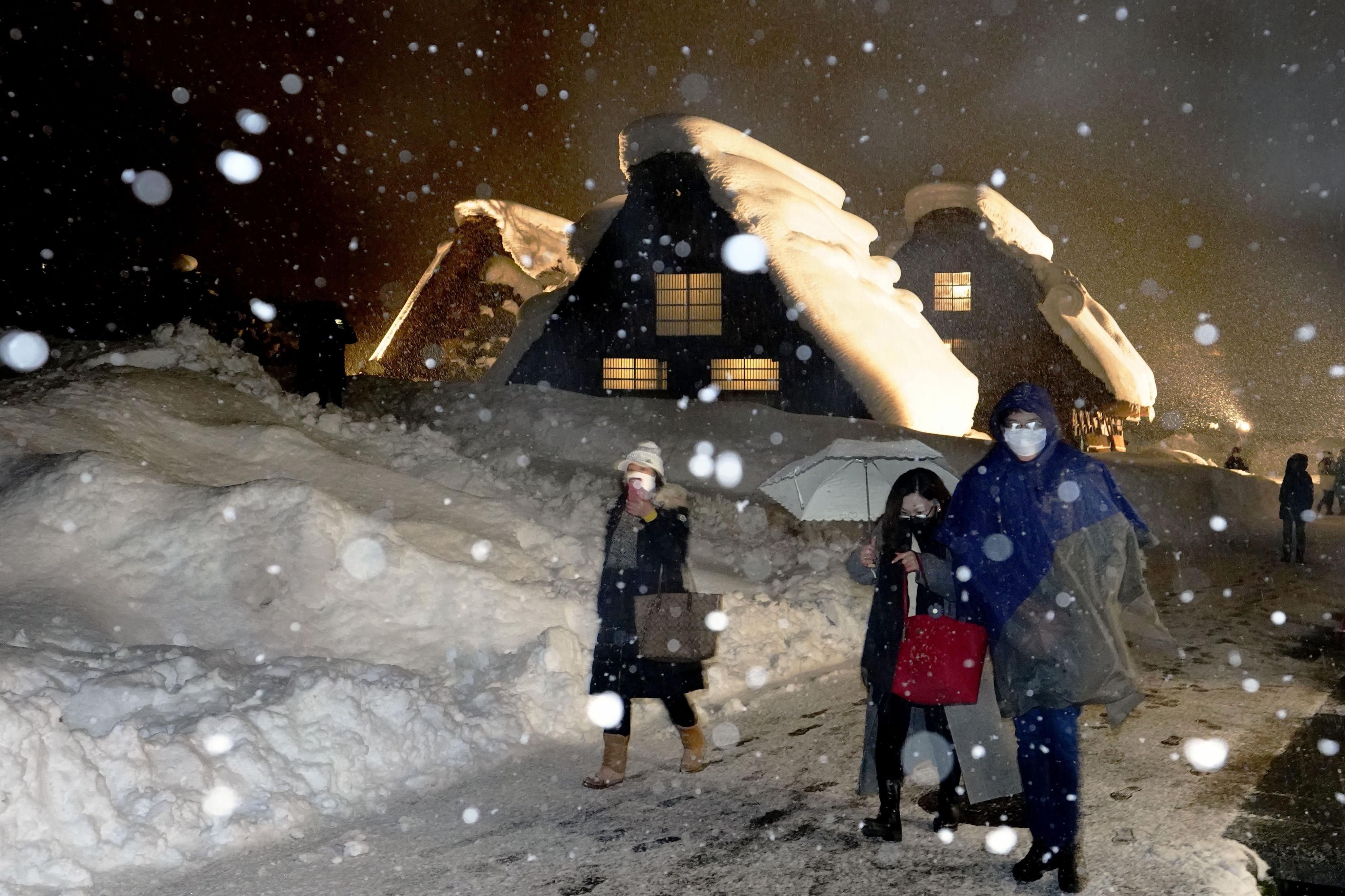 雪昏れて…飛騨白川郷にて 闇夜に浮かぶ雪の合掌造り 白川郷ライトアップ - 産経ニュース