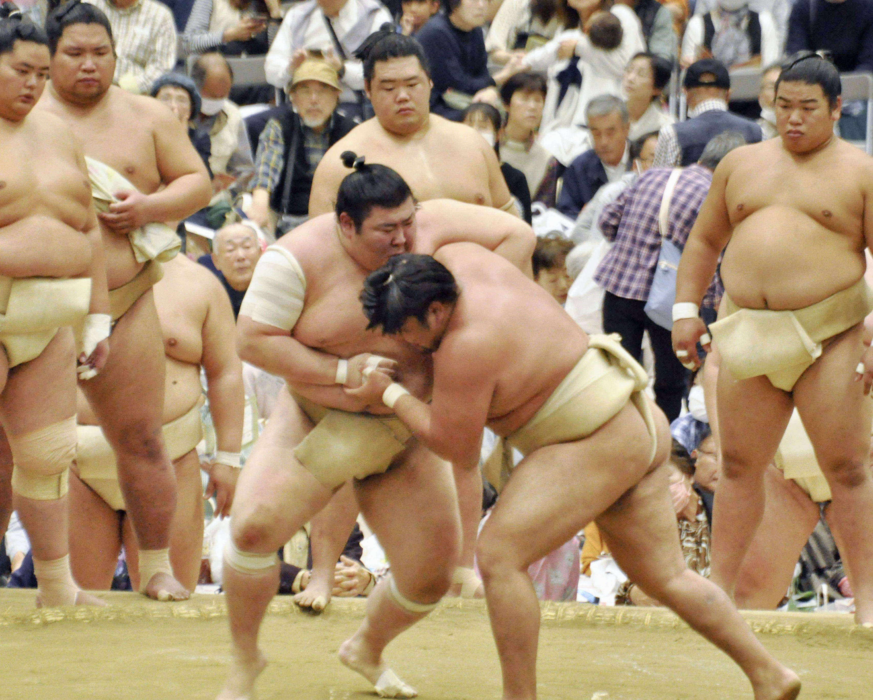 熱海富士が奮闘、霧島を寄り切る 大相撲秋巡業 - 産経ニュース