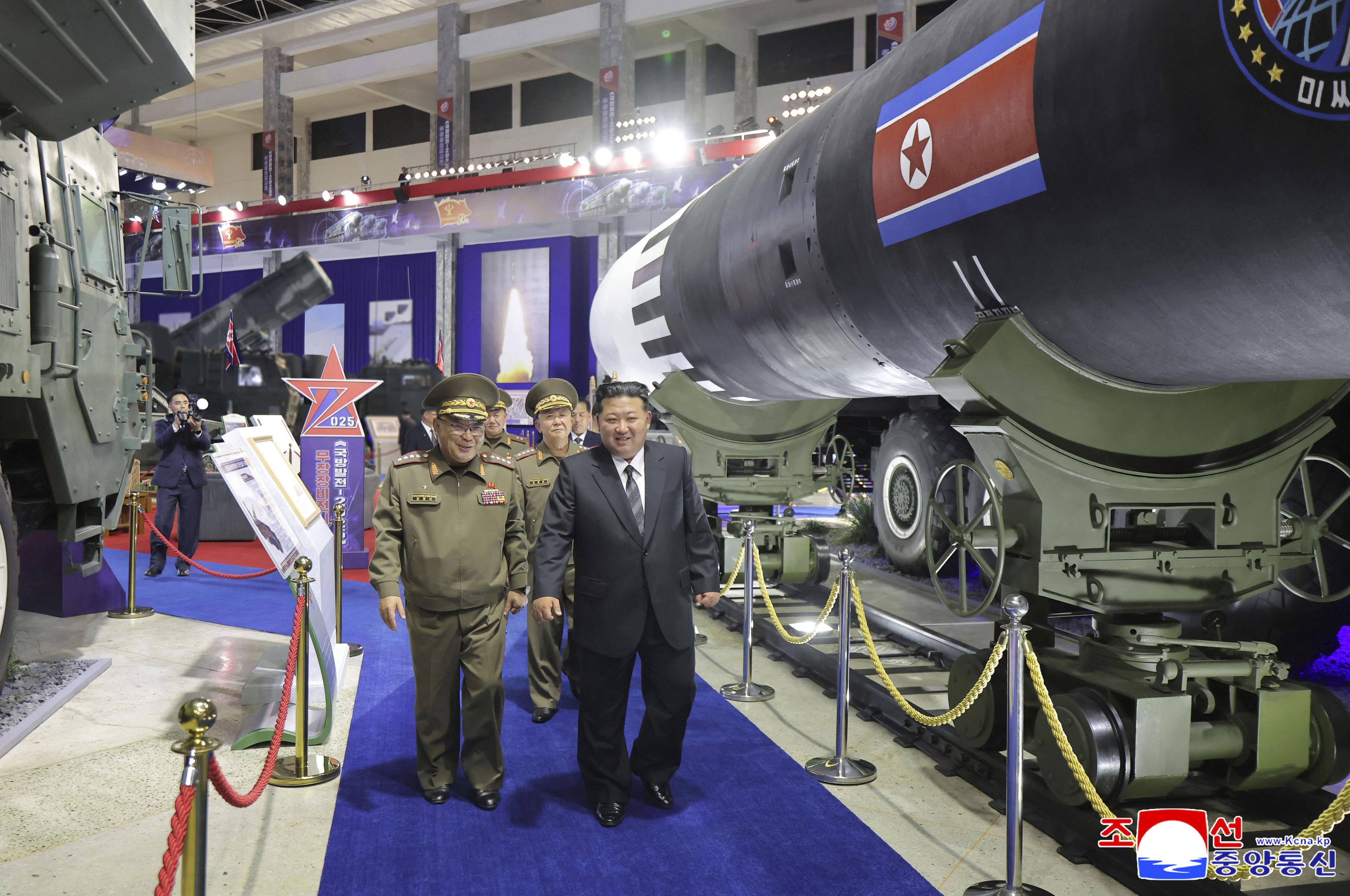 北朝鮮で最新兵器展示会、金正恩氏「核抑止力の結実」誇示 極超音速弾
