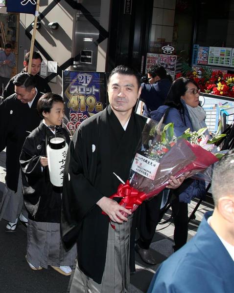 豊竹咲甫太夫さん「六代目竹本織太夫」襲名のお練り ファンから祝福の