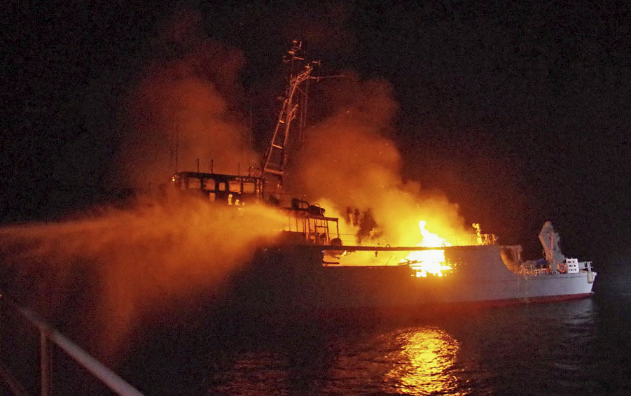 このまま延焼続けば沈没の可能性」海自掃海艇の火災で海幕長会見 不明