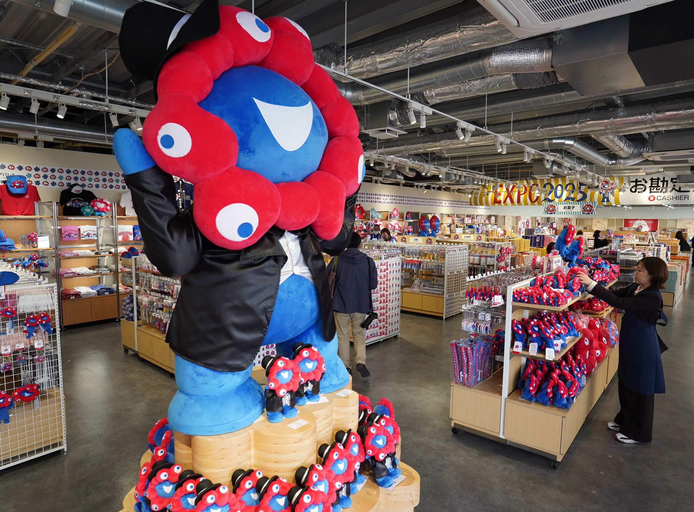 万博会場 4つのオフィシャルストアを公開 JR西は鉄ちゃんくすぐる