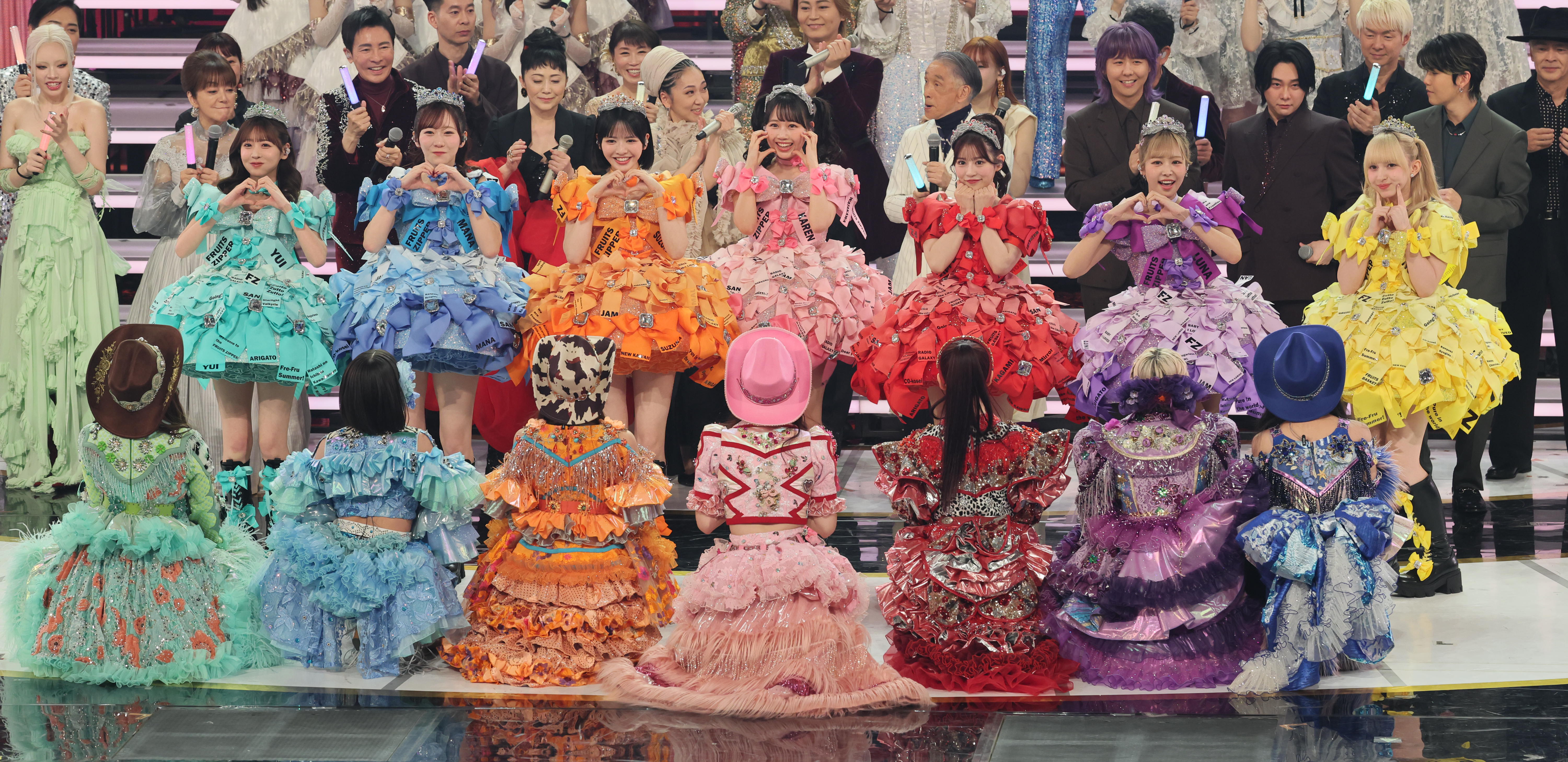 紅白速報②初出場のフルーツジッパーは笑顔いっぱい 新浜レオンは階段
