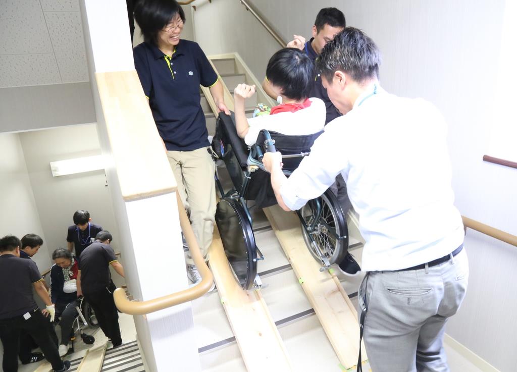 車いすでもスピーディーに避難を 東京 板橋の施設で階段用スロープ 1 2ページ 産経ニュース