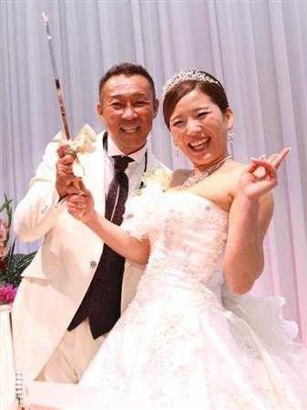 薬師寺保栄が挙式 １８歳下の妻まきこさん 大きい子供みたい サンスポ