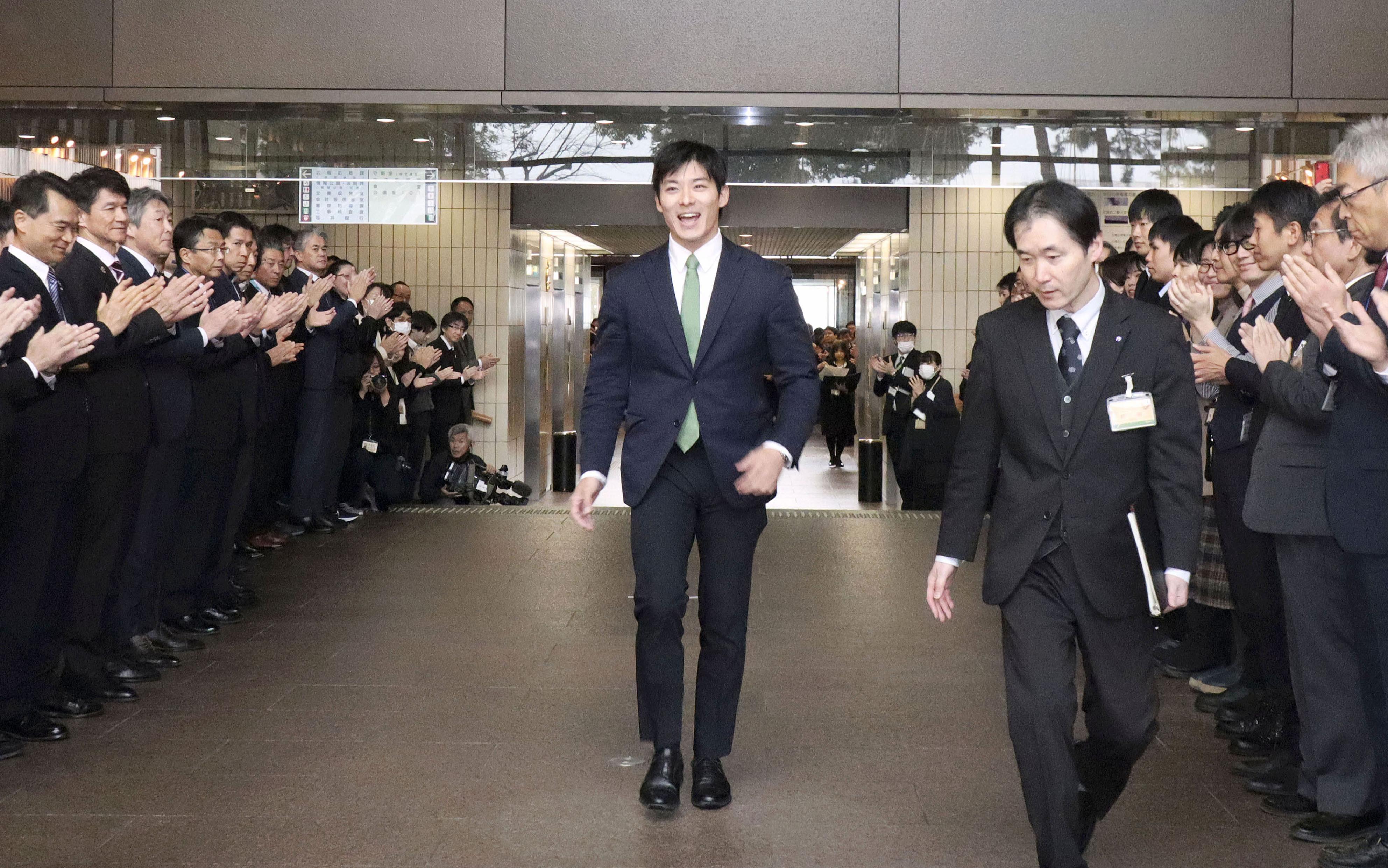 35歳最年少の福井・石田知事が初登庁 「県政を着実に前に進めていき