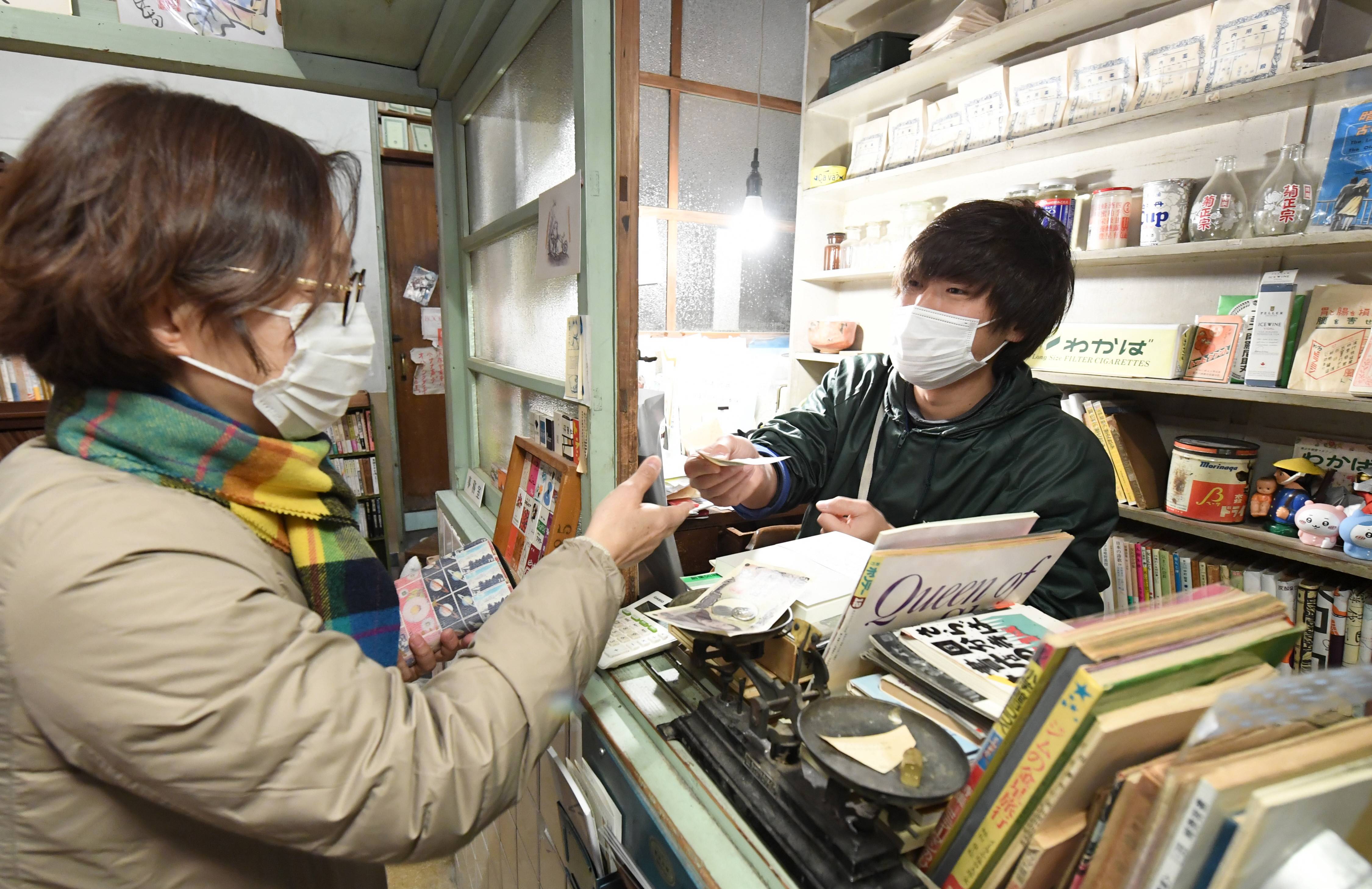 動画】【活写2023】真夜中の古本屋、街を照らす静かな明かり