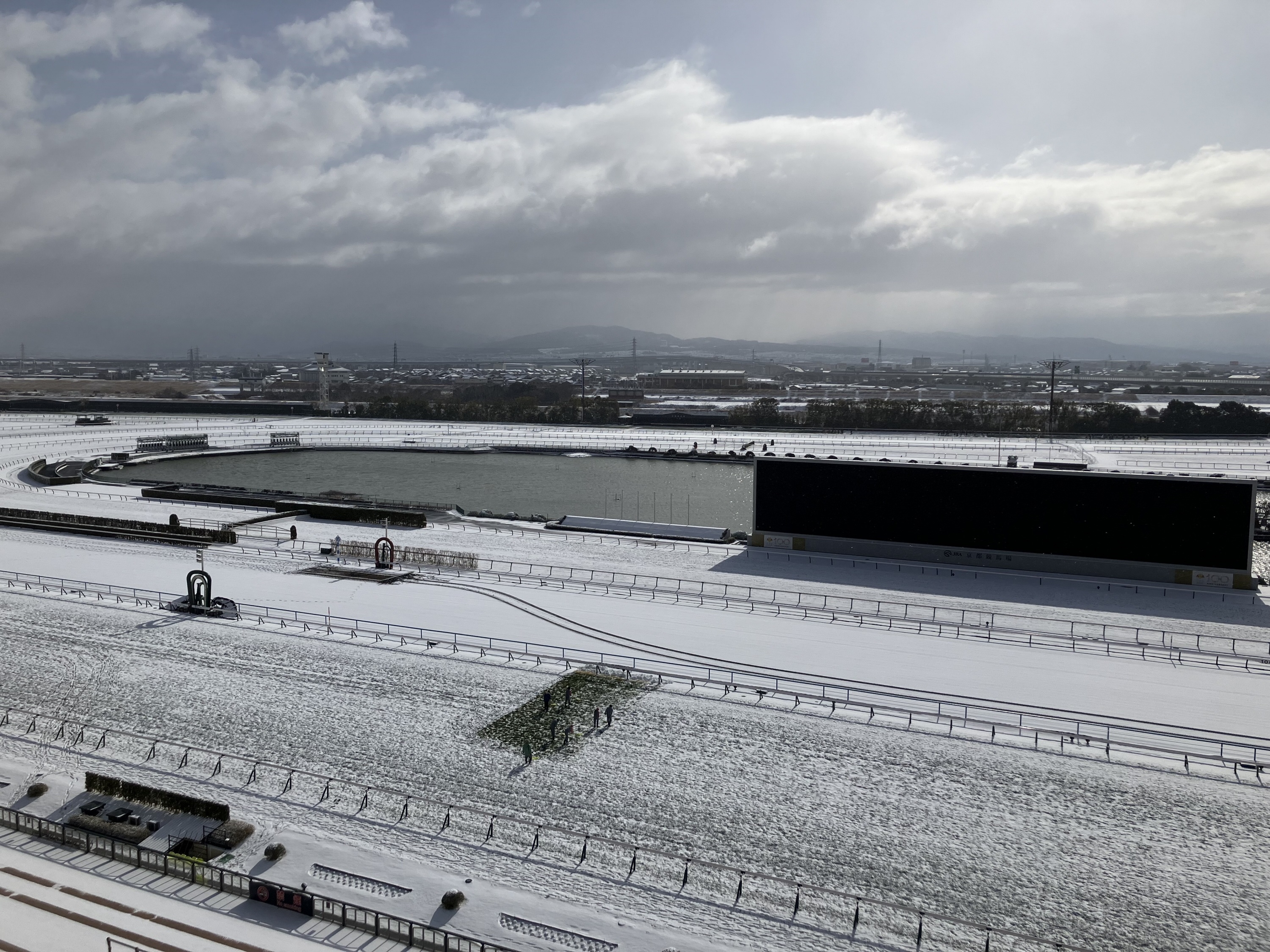 8日京都競馬は積雪のため中止 芝コースに7センチの積雪