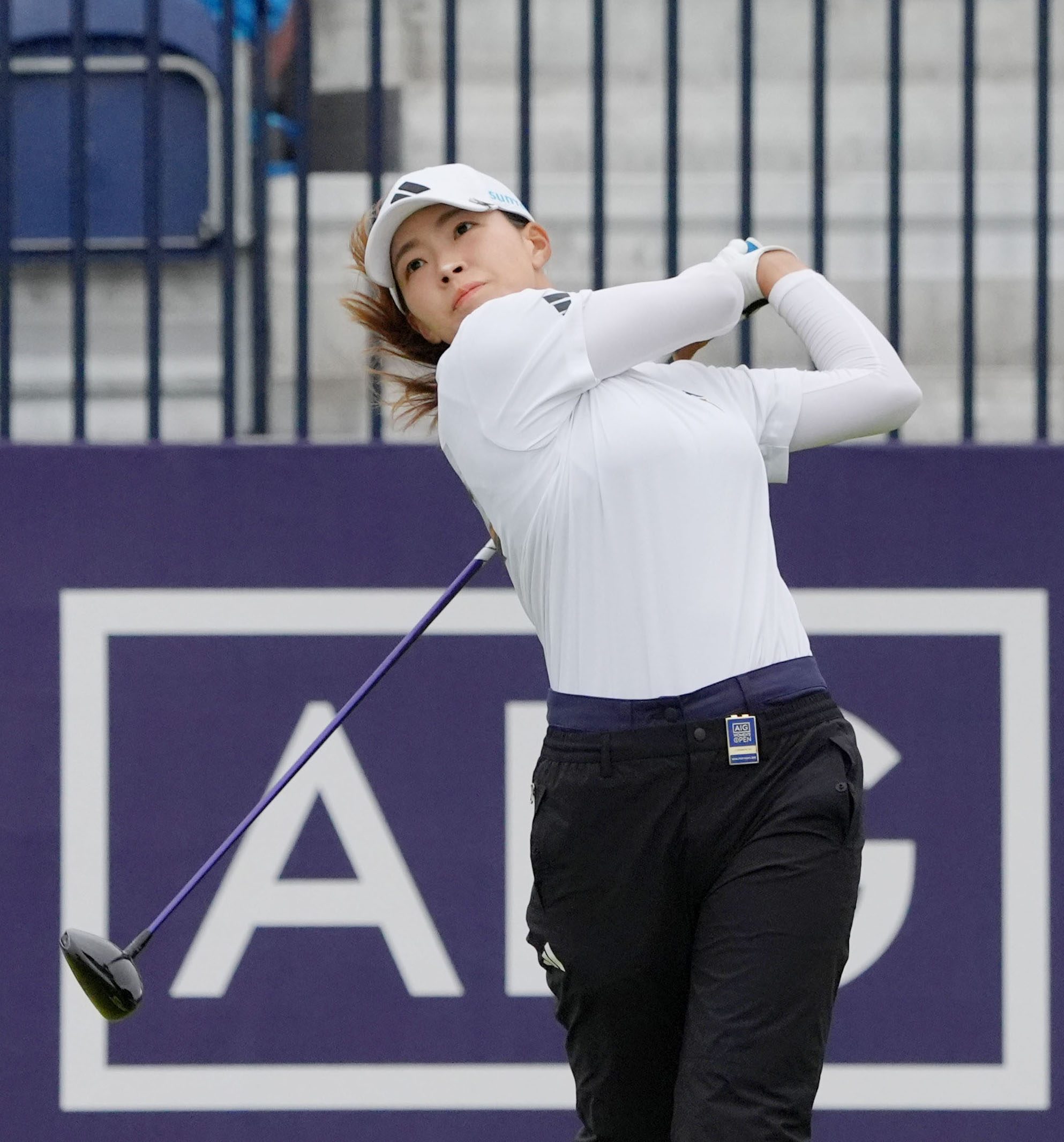 ピ*コ様 渋野日向子プロ直筆サイン入キャップ PING AIG全英女子オープン 渋野日向子が全英女子OP会場で小さな牛の人形を手渡され…「so