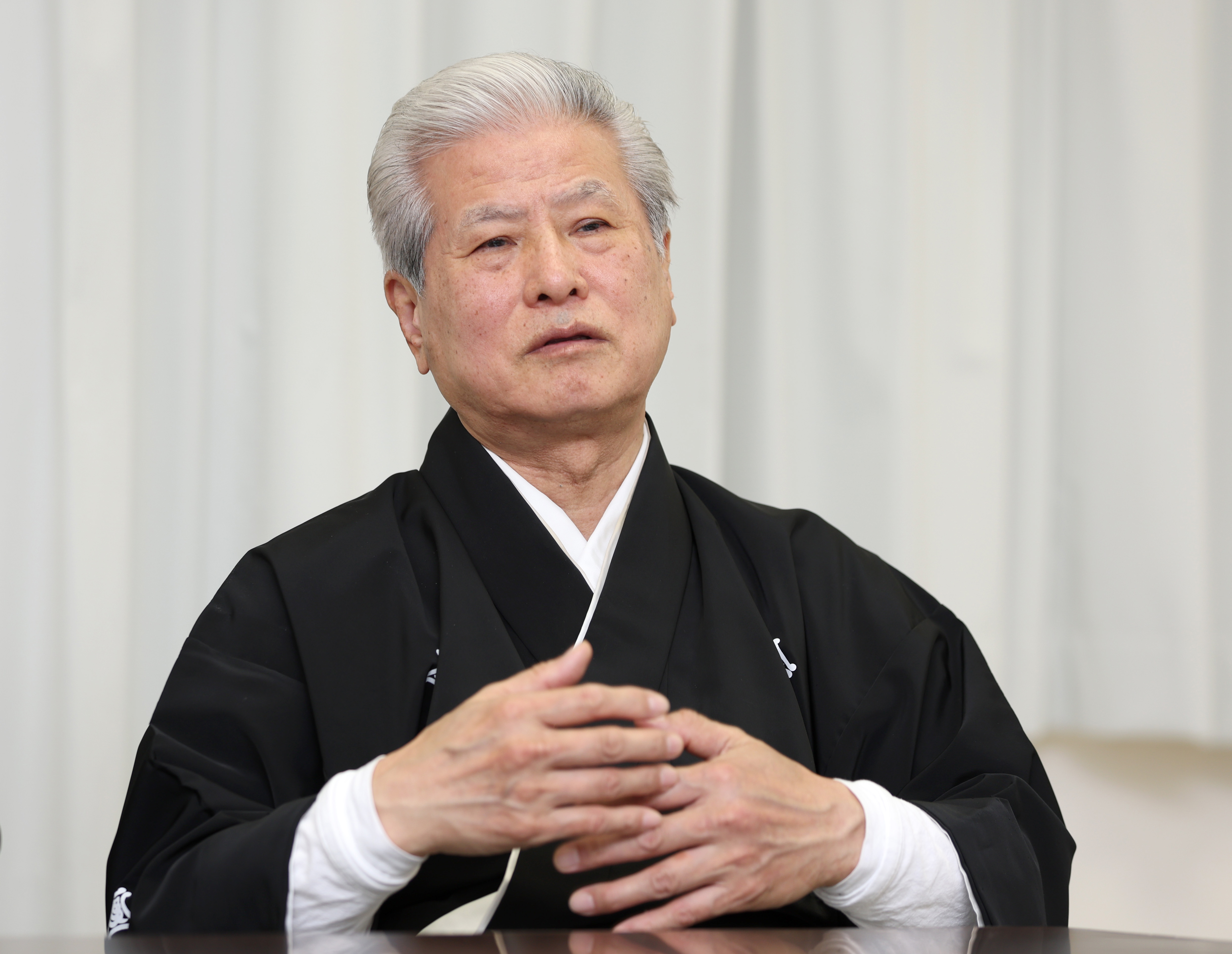 【美品／人間国宝吉田玉男】正絹 色無地 縮緬 一ツ紋　身丈165 裄丈68 文楽界支える人間国宝・吉田和生、桐竹勘十郎、吉田玉男 「三羽烏」が