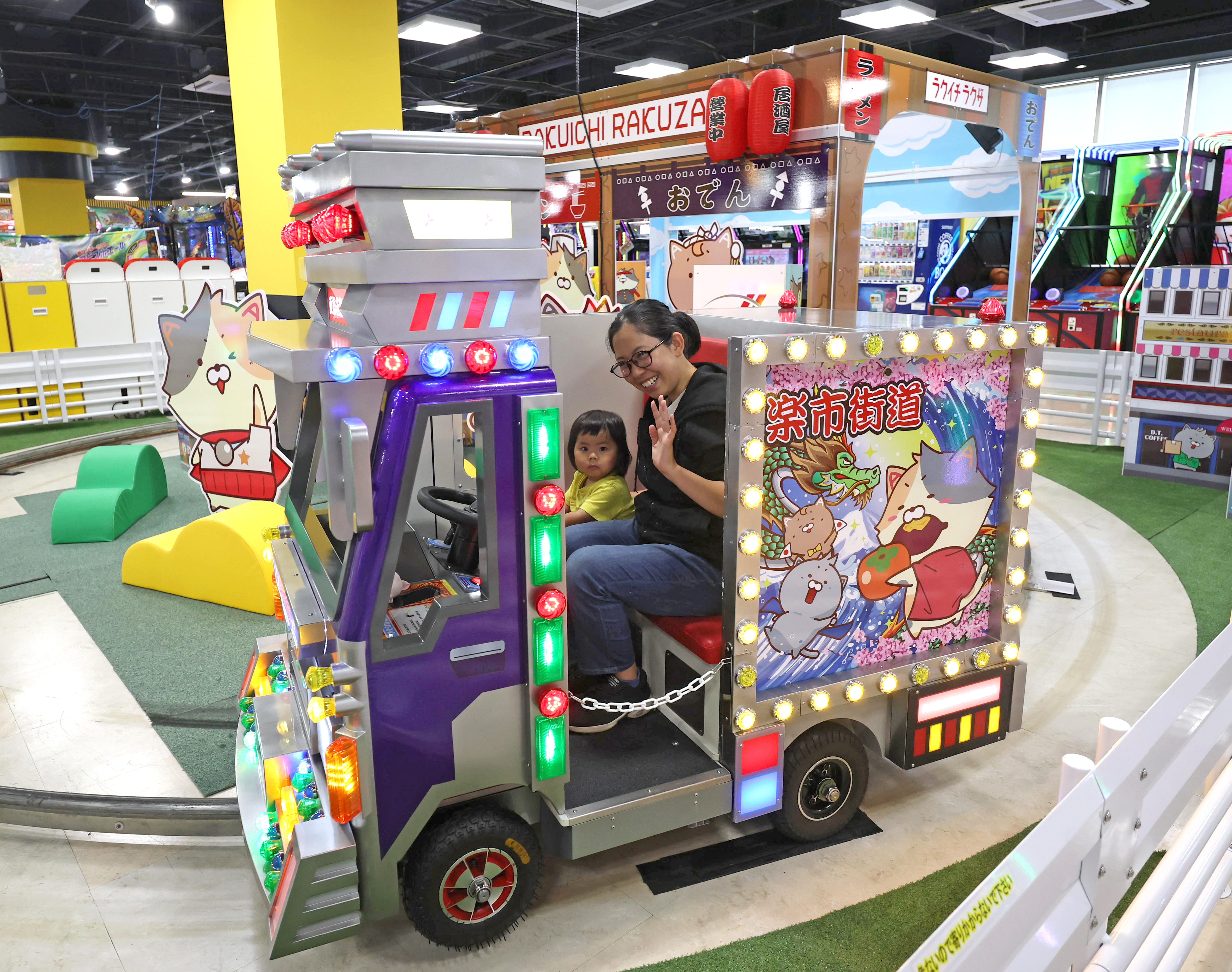 昭和レトロな「デコトラ」がゲーセンを疾走 小さな〝トラック野郎〟に