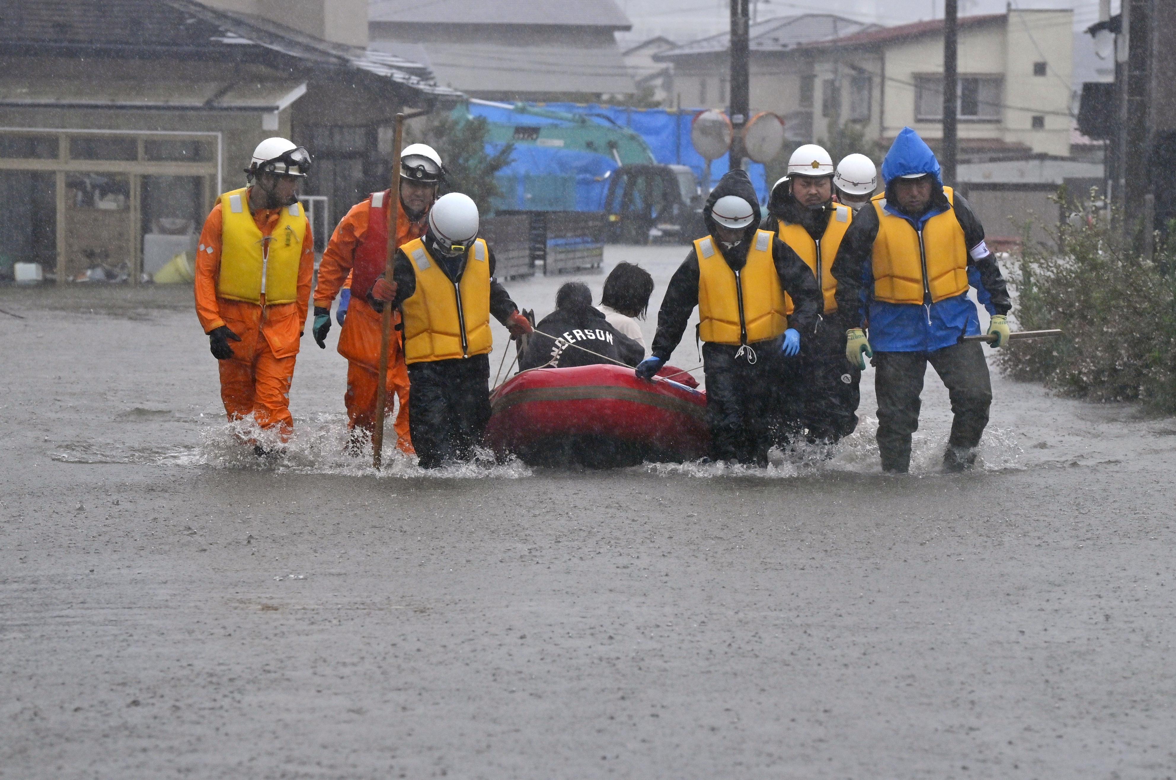 フォト】秋田で記録的な大雨 河川氾濫、緊急安全確保 東北、16