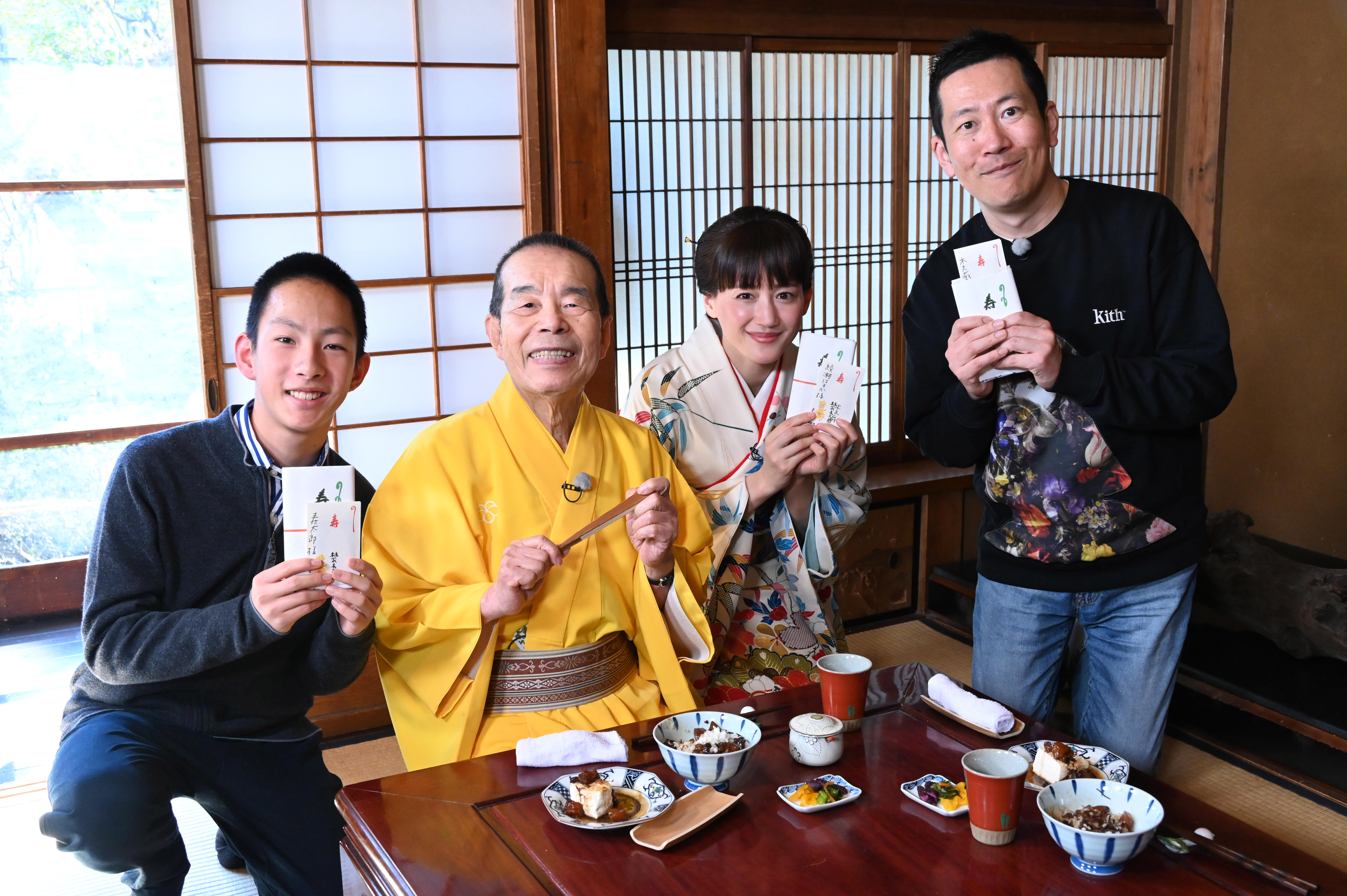 僕がお正月にとった写真です。毎日写真を朝撮っているこの写真は特にお気に入りです。 朝日新聞写真館 since1904）新春の風景 笑顔の1年になります