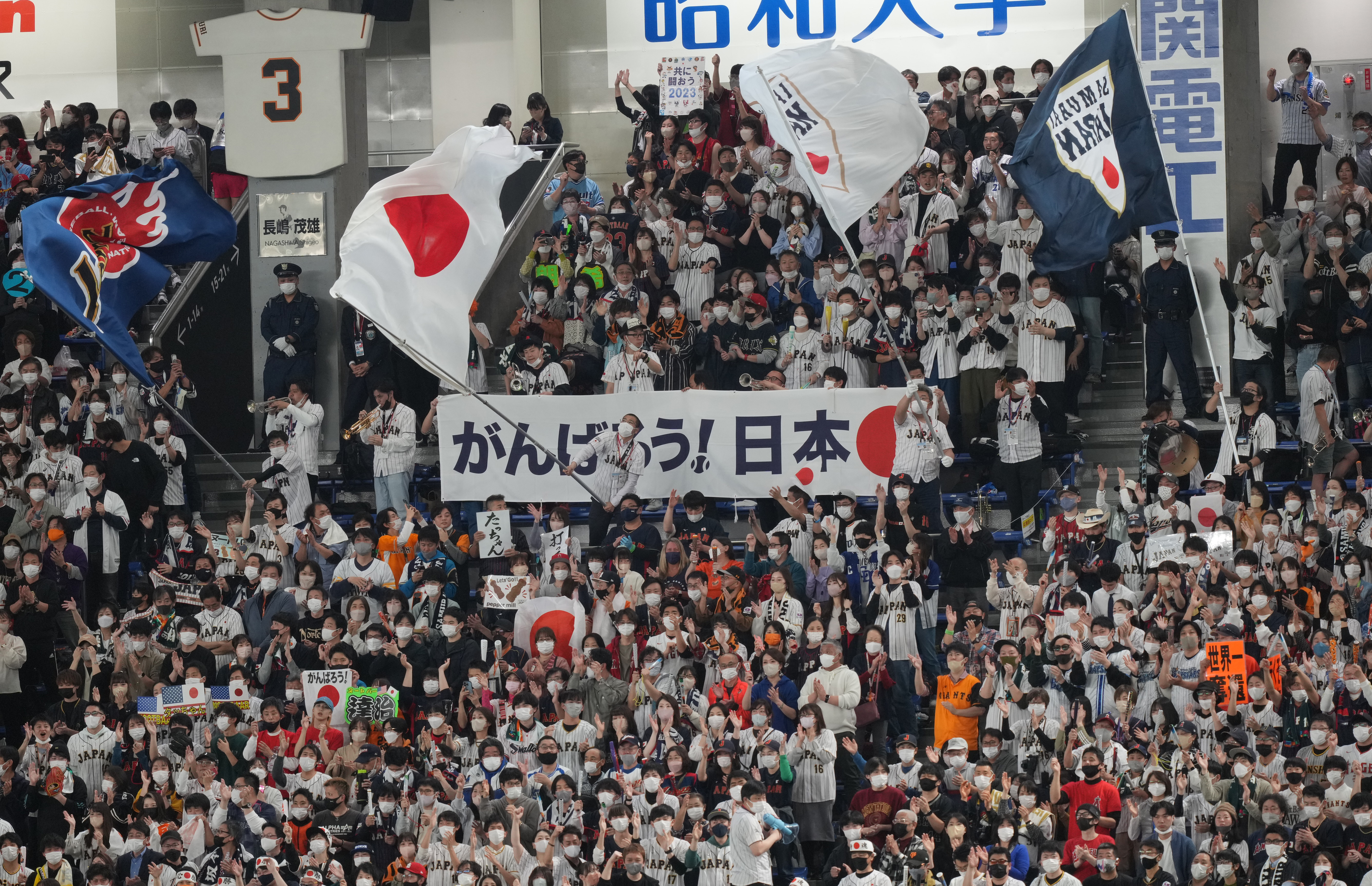 源田」「の分まで」「中野」 名物阪神ファン「わらし姉妹」が掲げる