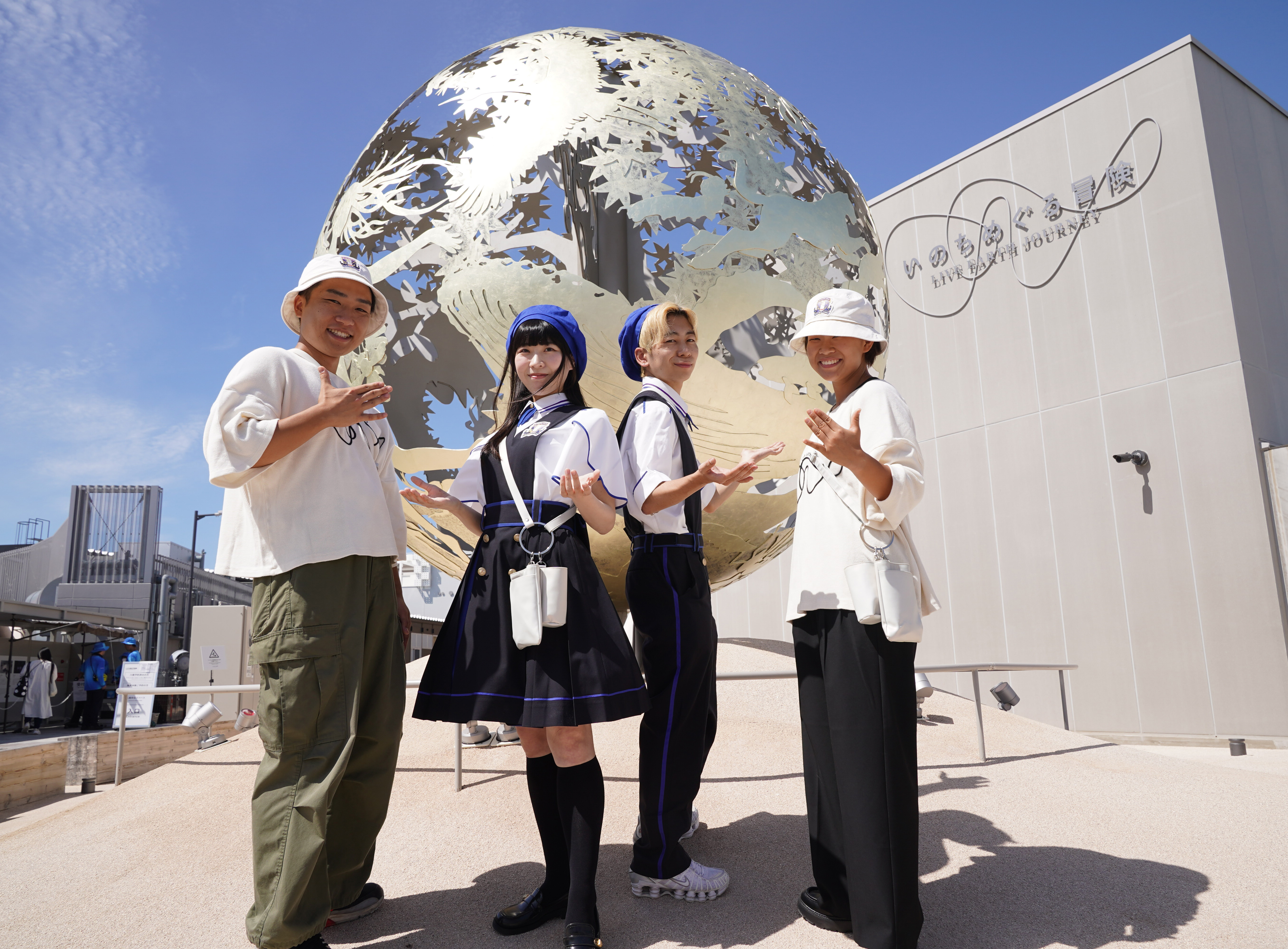 万博「いのちの遊び場 クラゲ館」の制服を手がけたのはミズノ 吸汗速乾