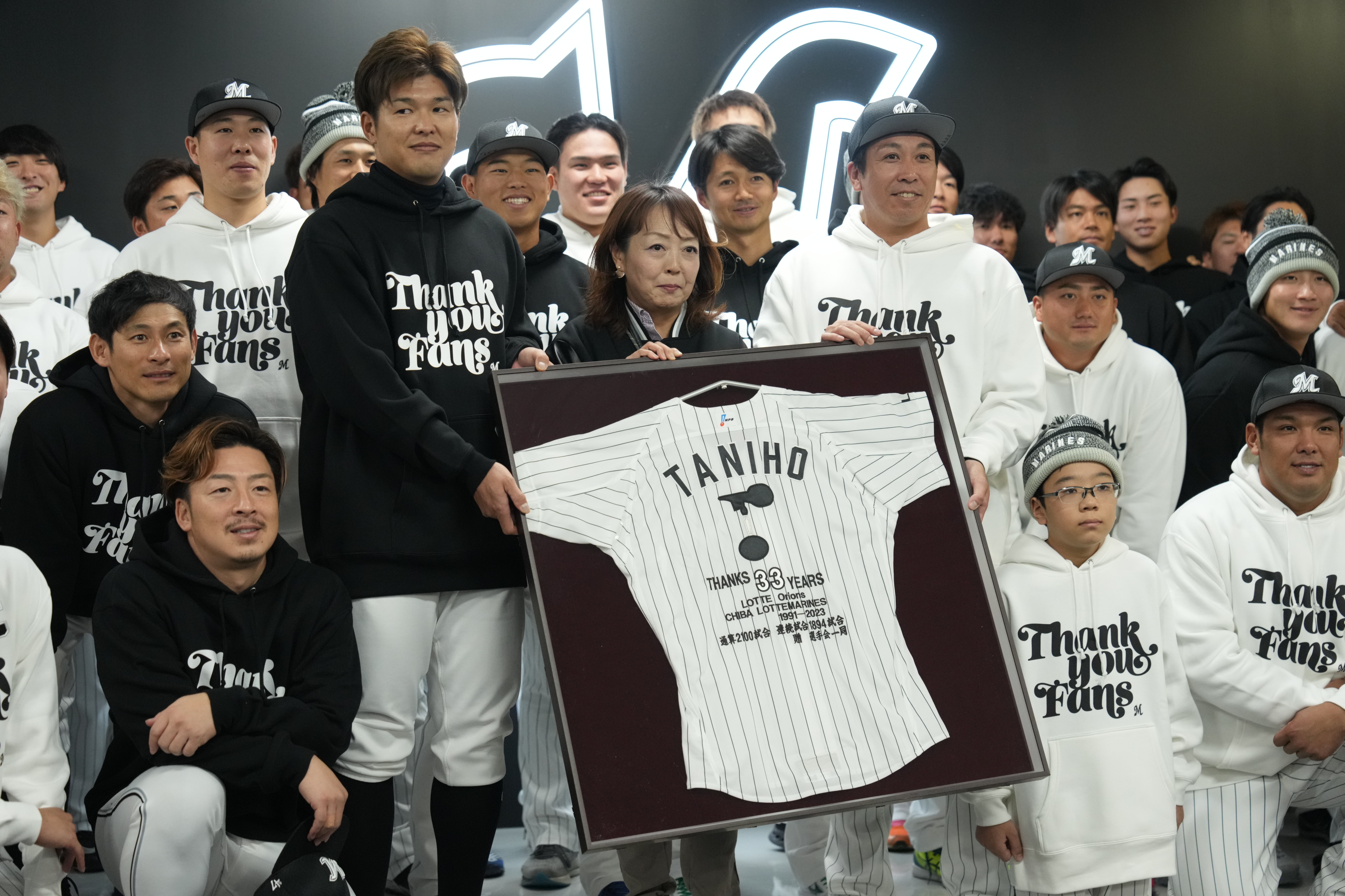 ロッテ場内アナウンスを引退した谷保恵美さんへ選手が記念品 額入りの 