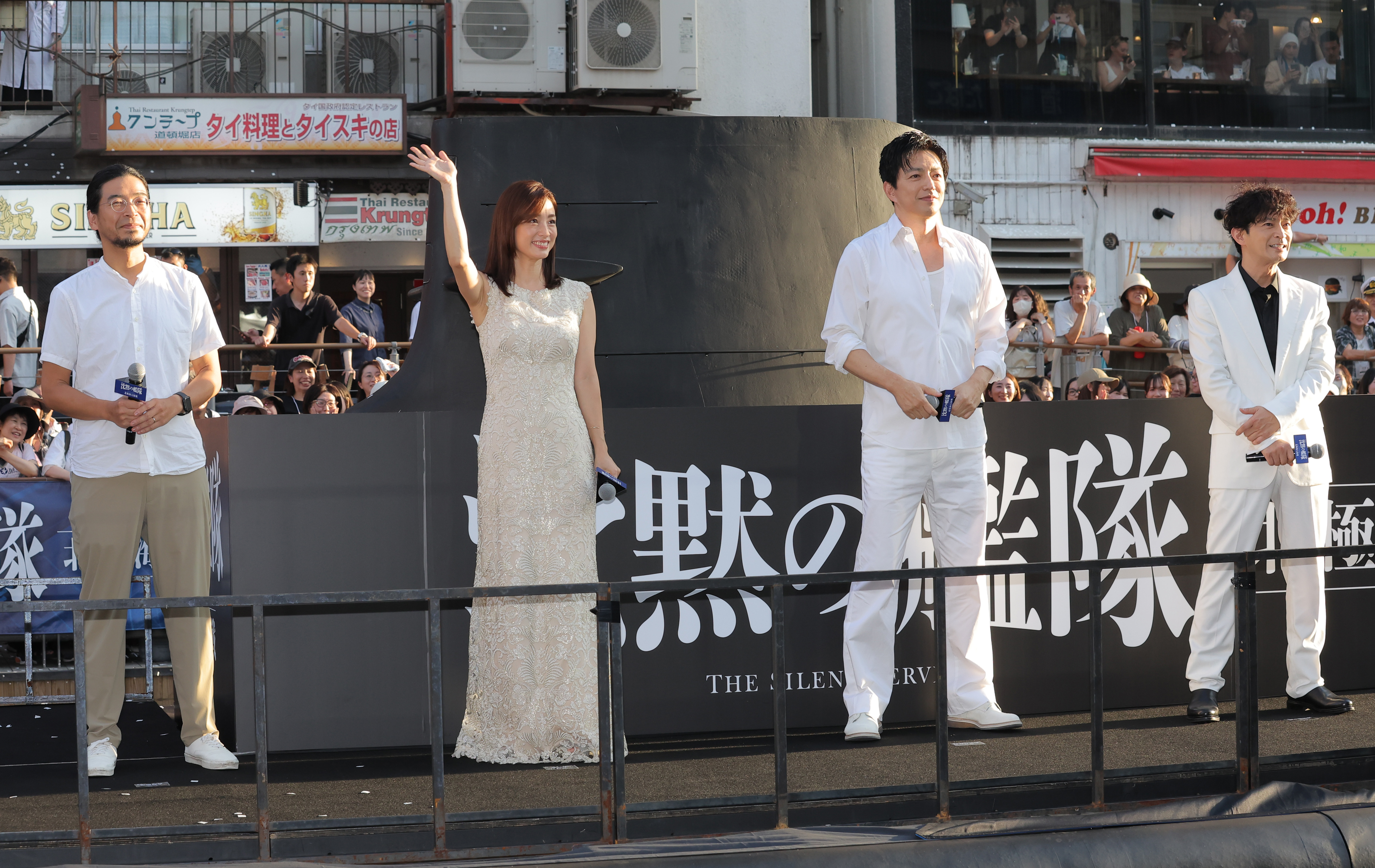 上戸彩、映画「沈黙の艦隊」PR 道頓堀船上イベントで沿道にハート