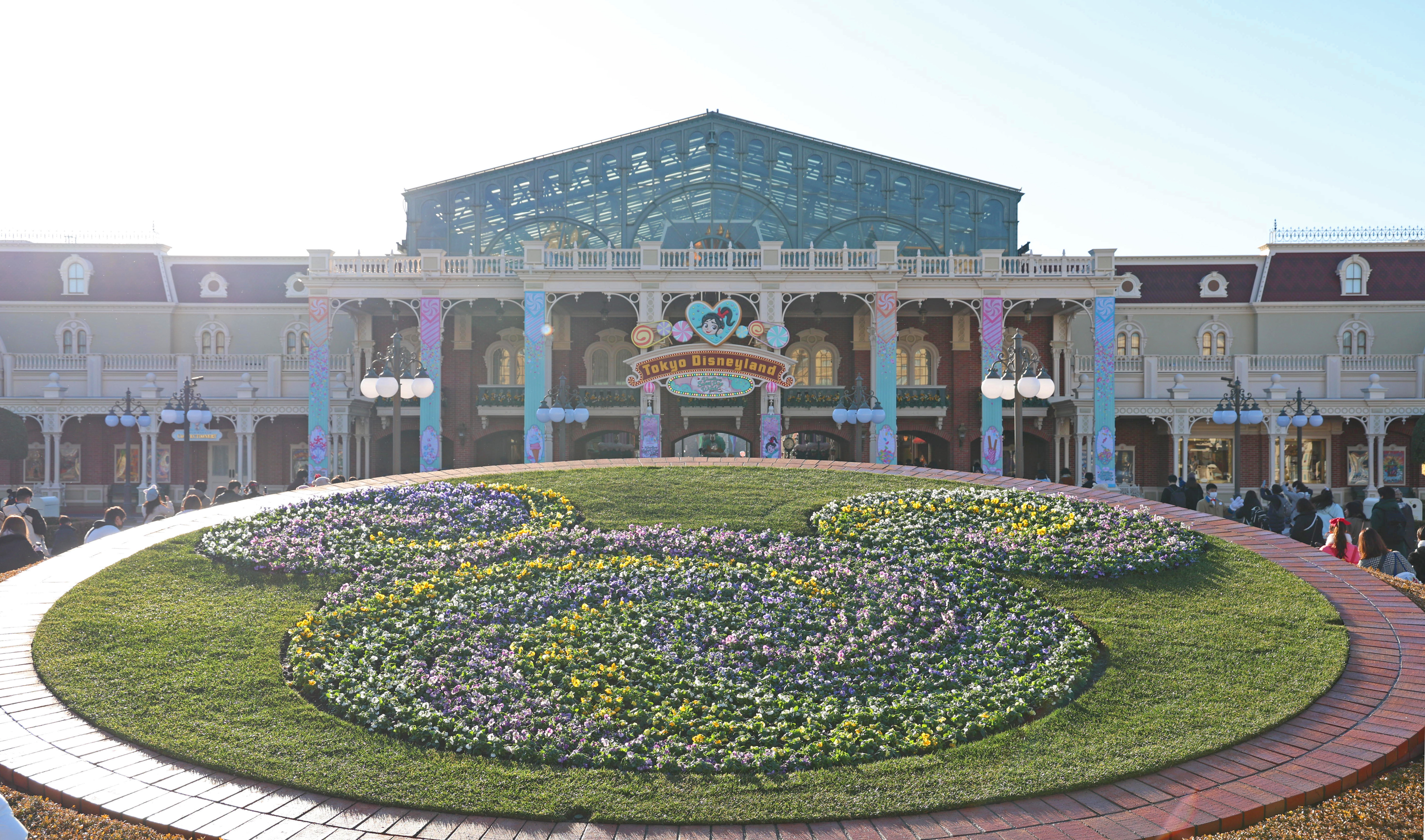 東京ディズニーリゾート入園価格見直しへ 高橋渉社長「国民の生活を