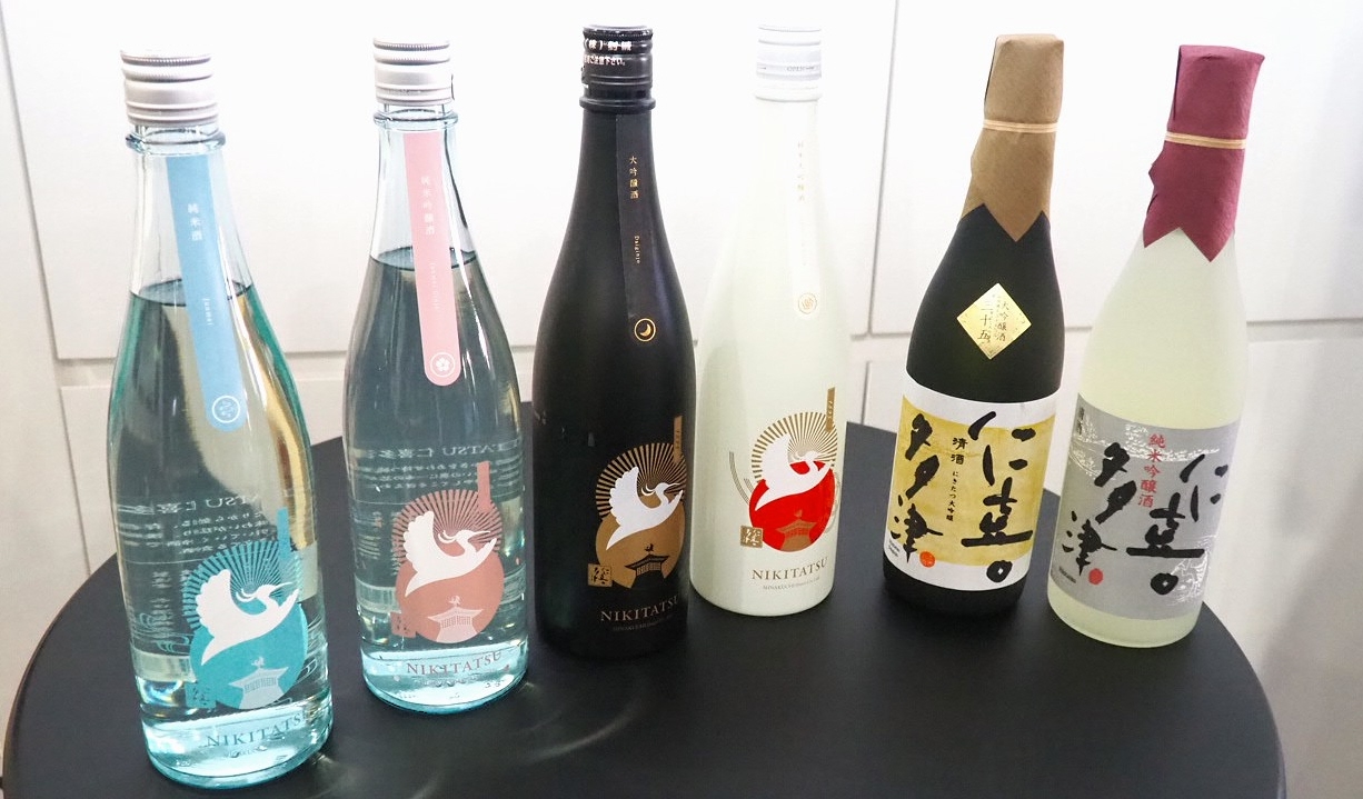 飾りたくなるボトルにローマ字の銘柄ロゴ 愛媛の造り酒屋が主力「仁