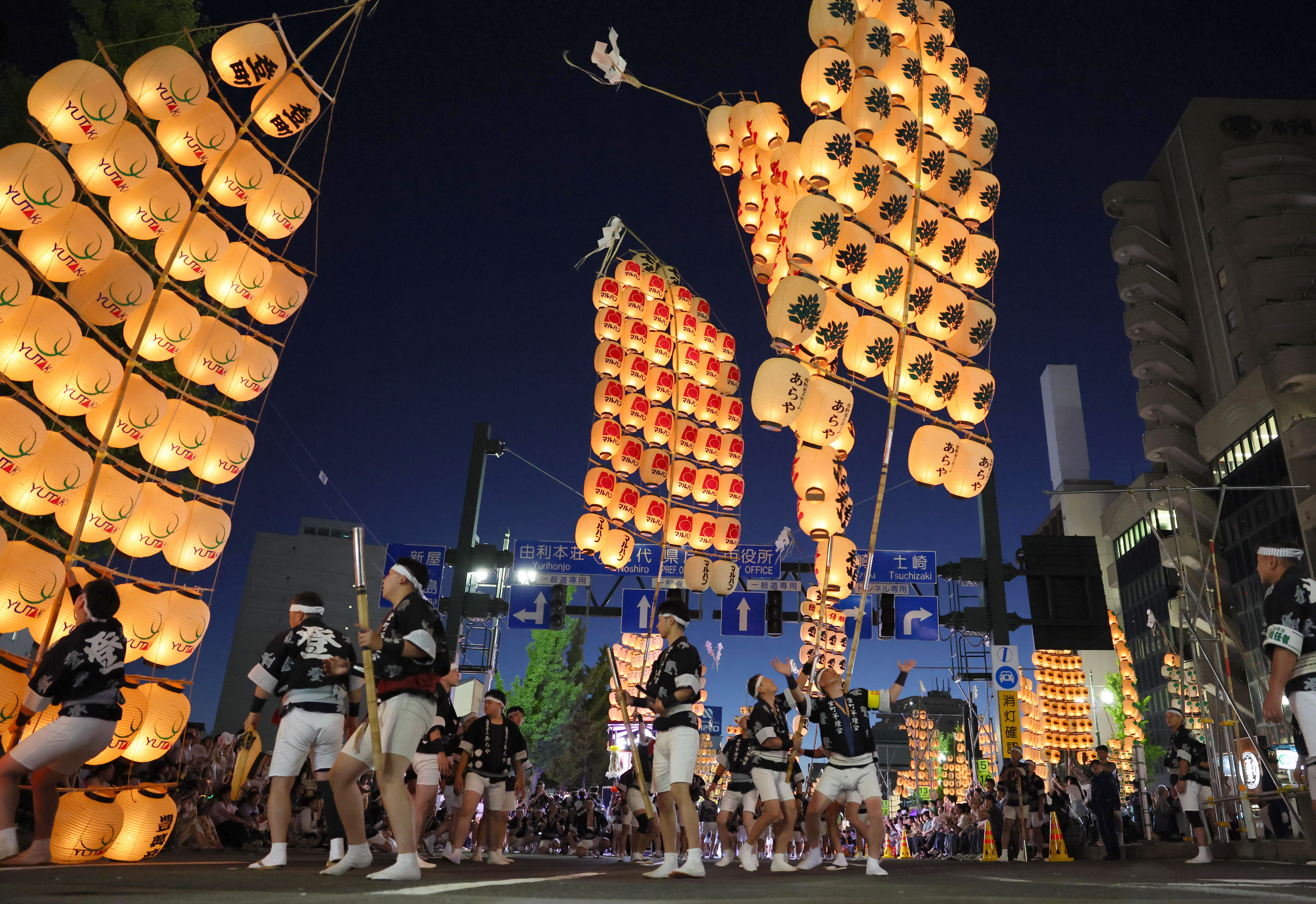 五穀豊穣願い高々と上がるちょうちん、夏の夜空彩る 「秋田竿燈まつり