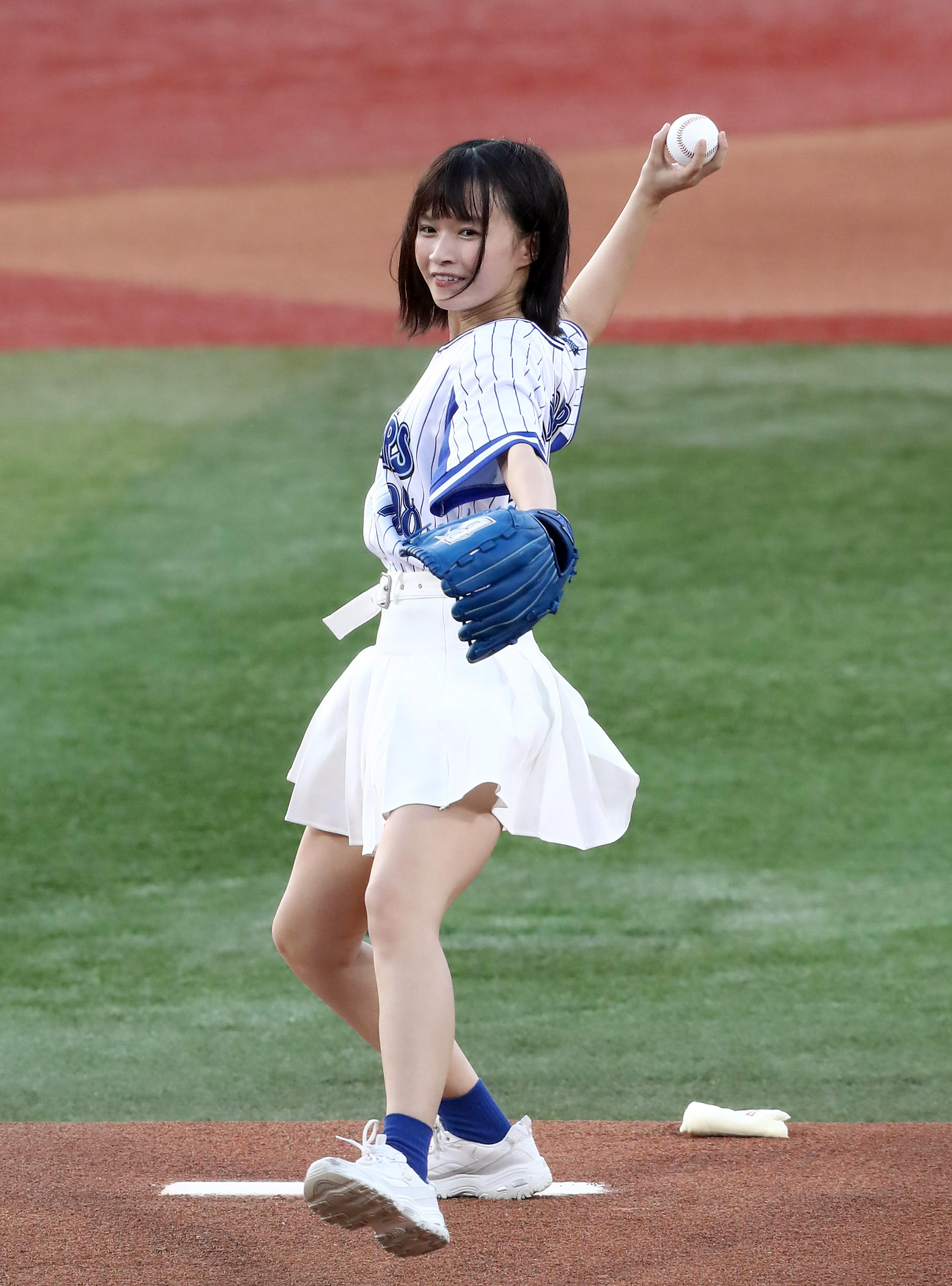 百川晴香、足を高く上げて投球「始球式ありがとうございました