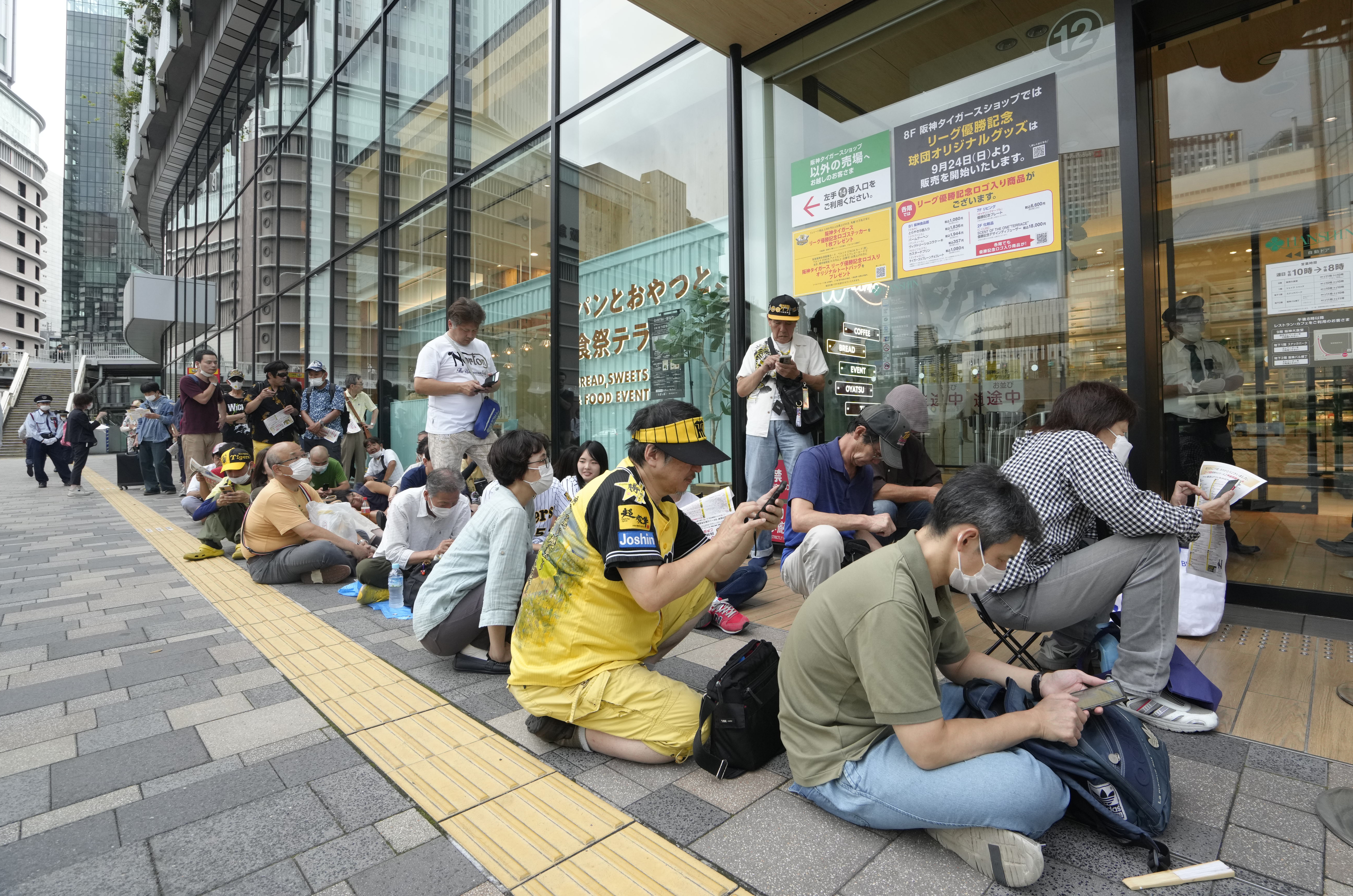 優勝セール 阪神百貨店でスタート 「１８年ぶり」ちなんだ福袋など