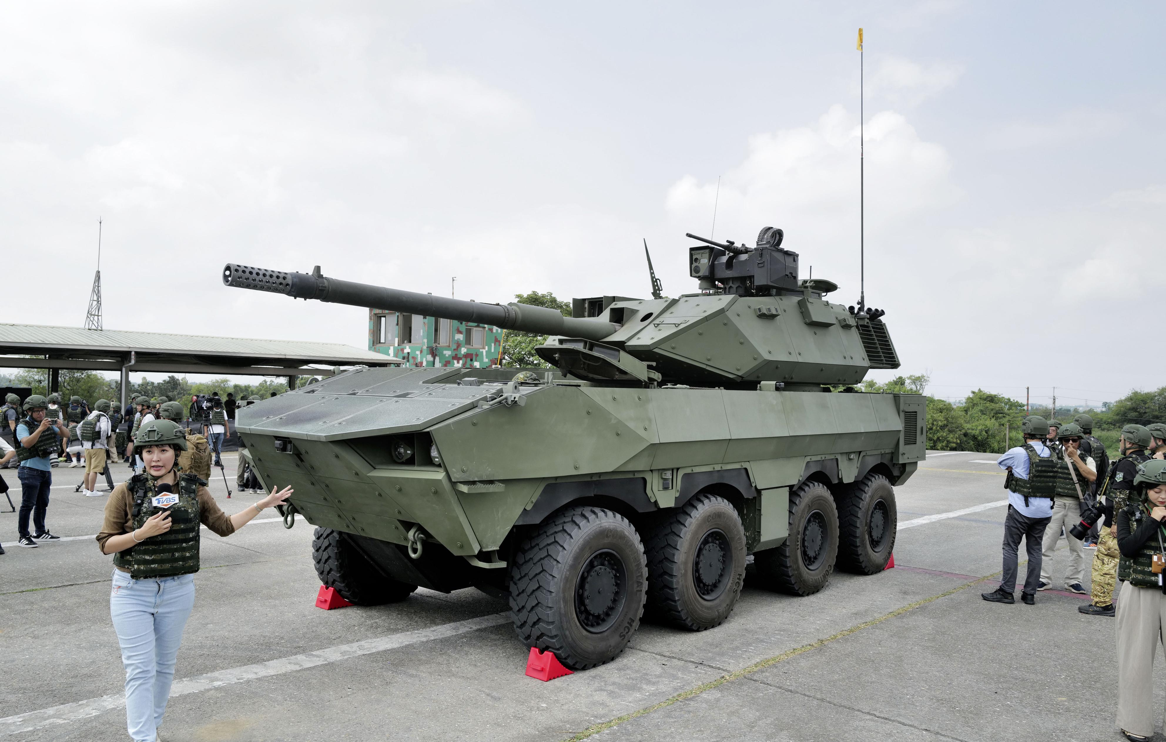 台湾、新型戦闘車両を公開 時速100キロで中国軍の上陸にも迅速対応