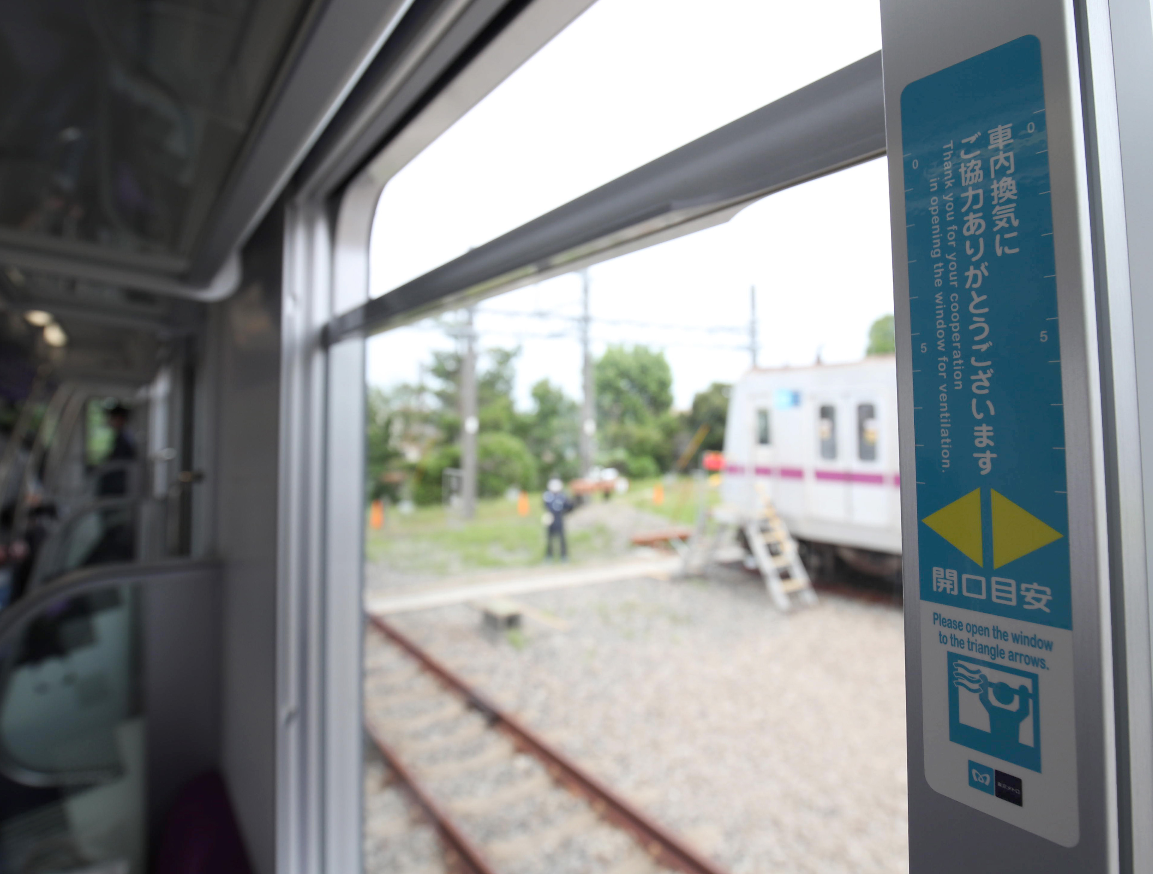 座席幅を拡大、バリアフリー配慮 東京メトロ半蔵門線の新型車両公開
