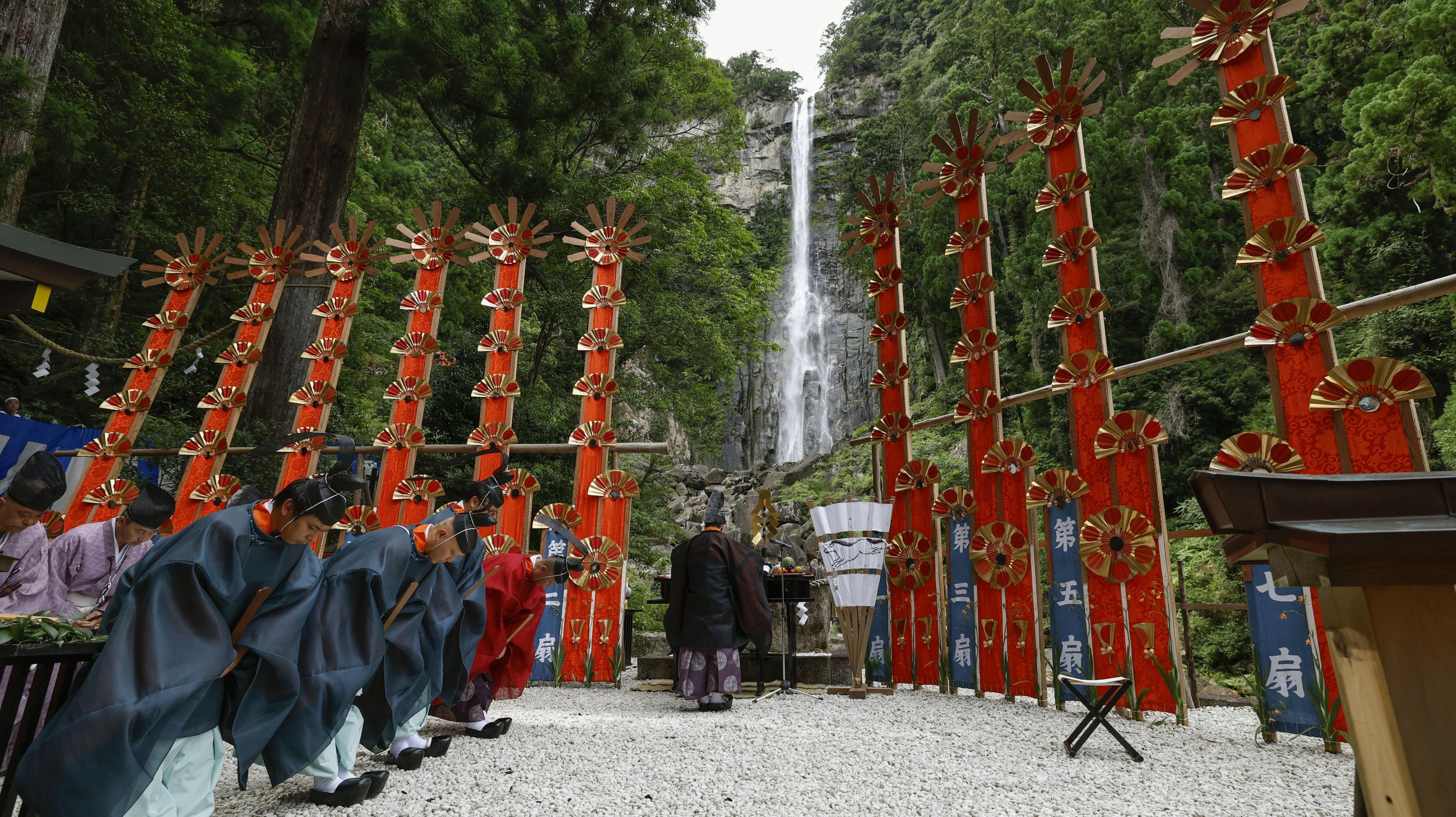 フォト】炎の乱舞、観客を魅了 熊野那智大社の扇祭り - 産経ニュース