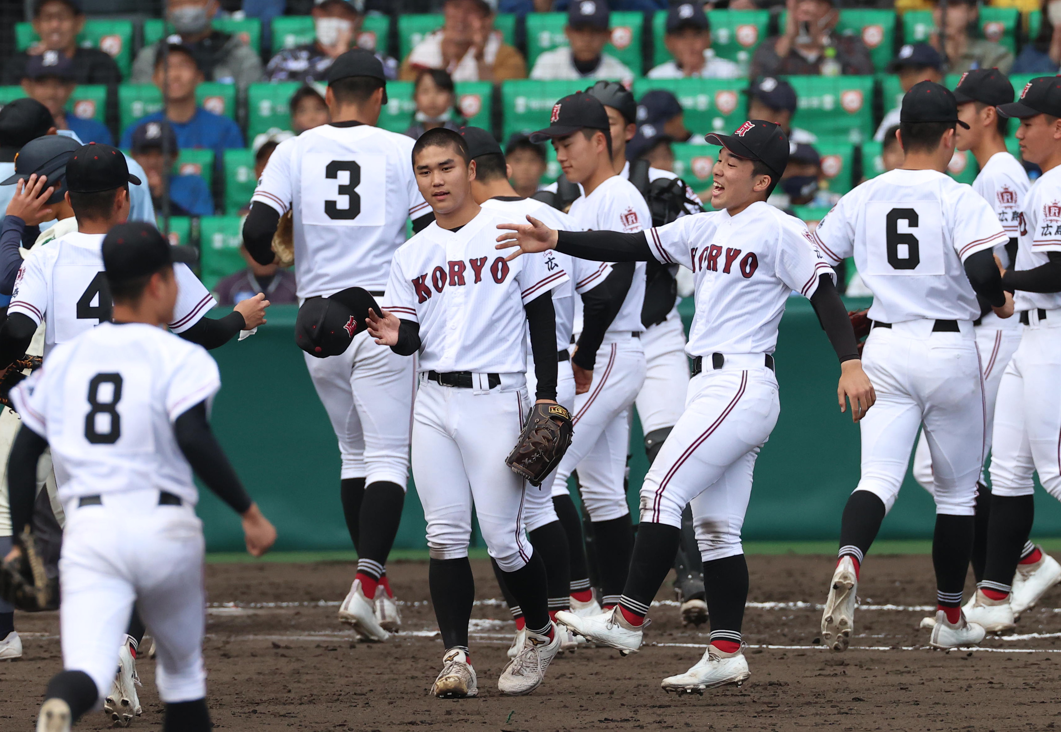 飯塚高校選手権用ズボン MOM2973]飯塚FW高尾流星(1年)_カメラに向けて「見たか