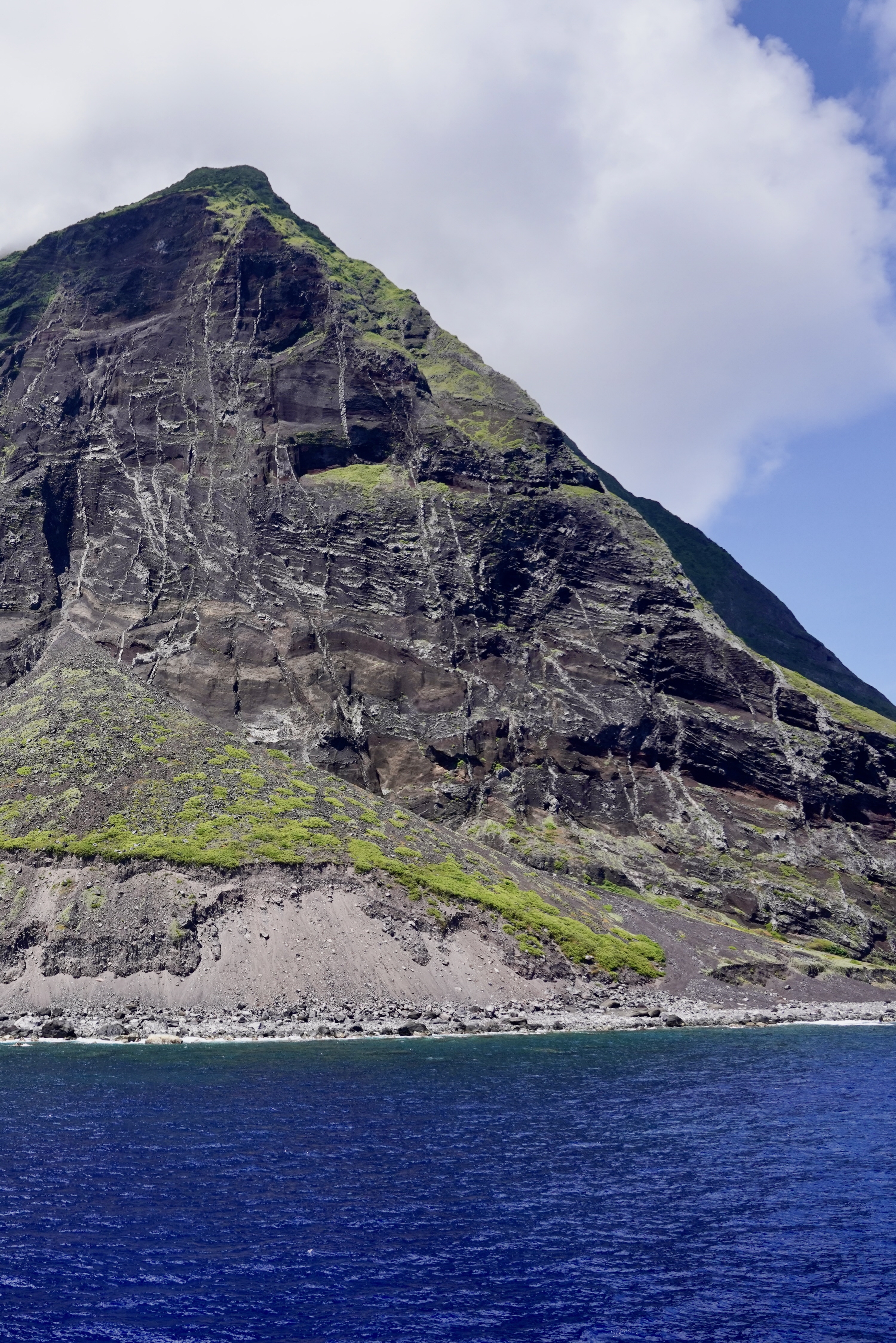 島を歩く 日本を見る】最後の秘境で奥深さに胸打たれ 南硫黄島・北硫黄