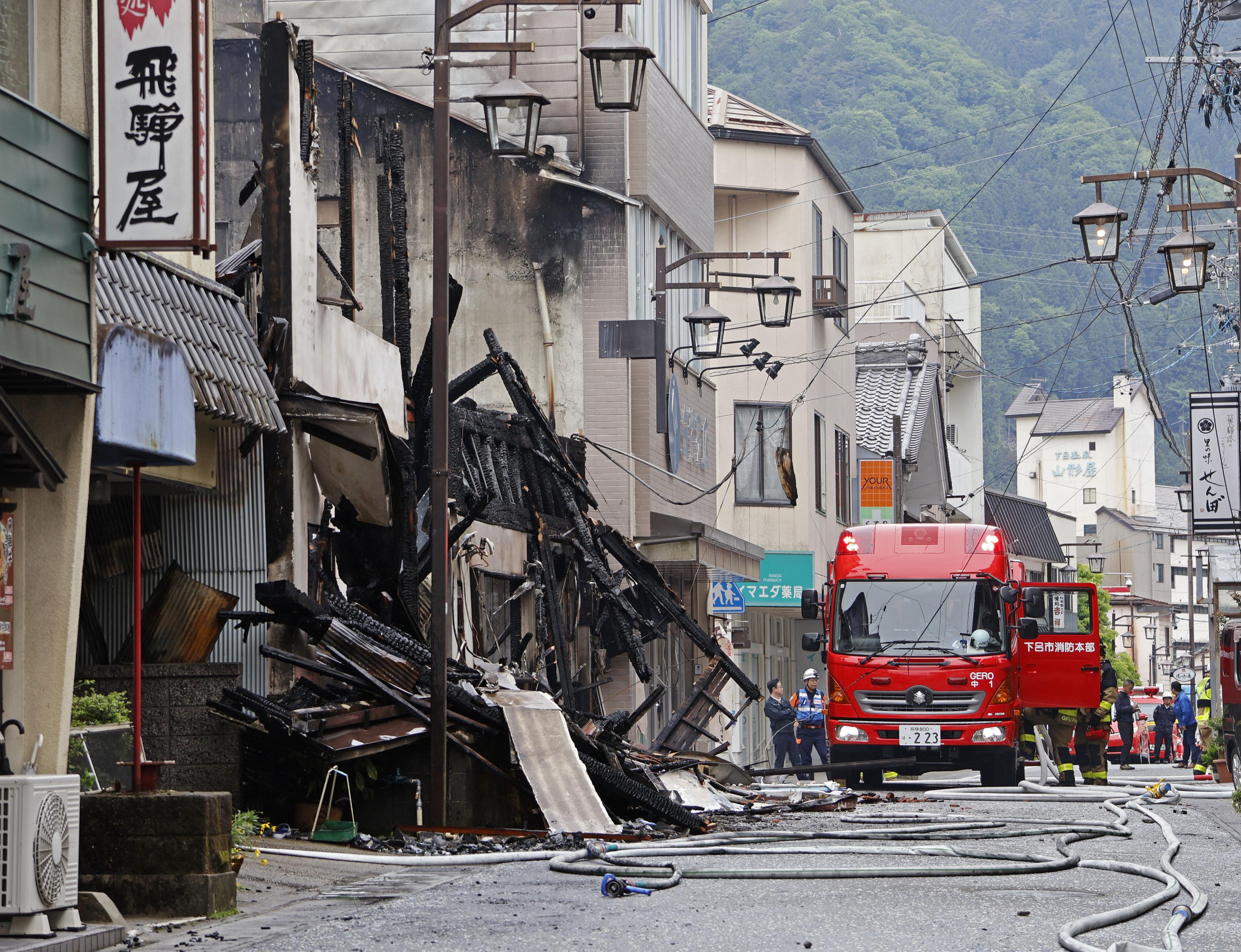 下呂温泉で建物火災、周囲に延焼 宿泊客らに一時避難呼びかけ けが情報