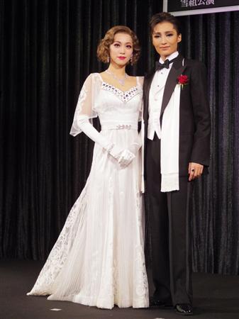 72748特売現品限　ほぼ美ヴィンテージ　オーストリア発行コスチューム37種揃 vintage military jacket 短丈でかっこいいです。 結構細身なので女性