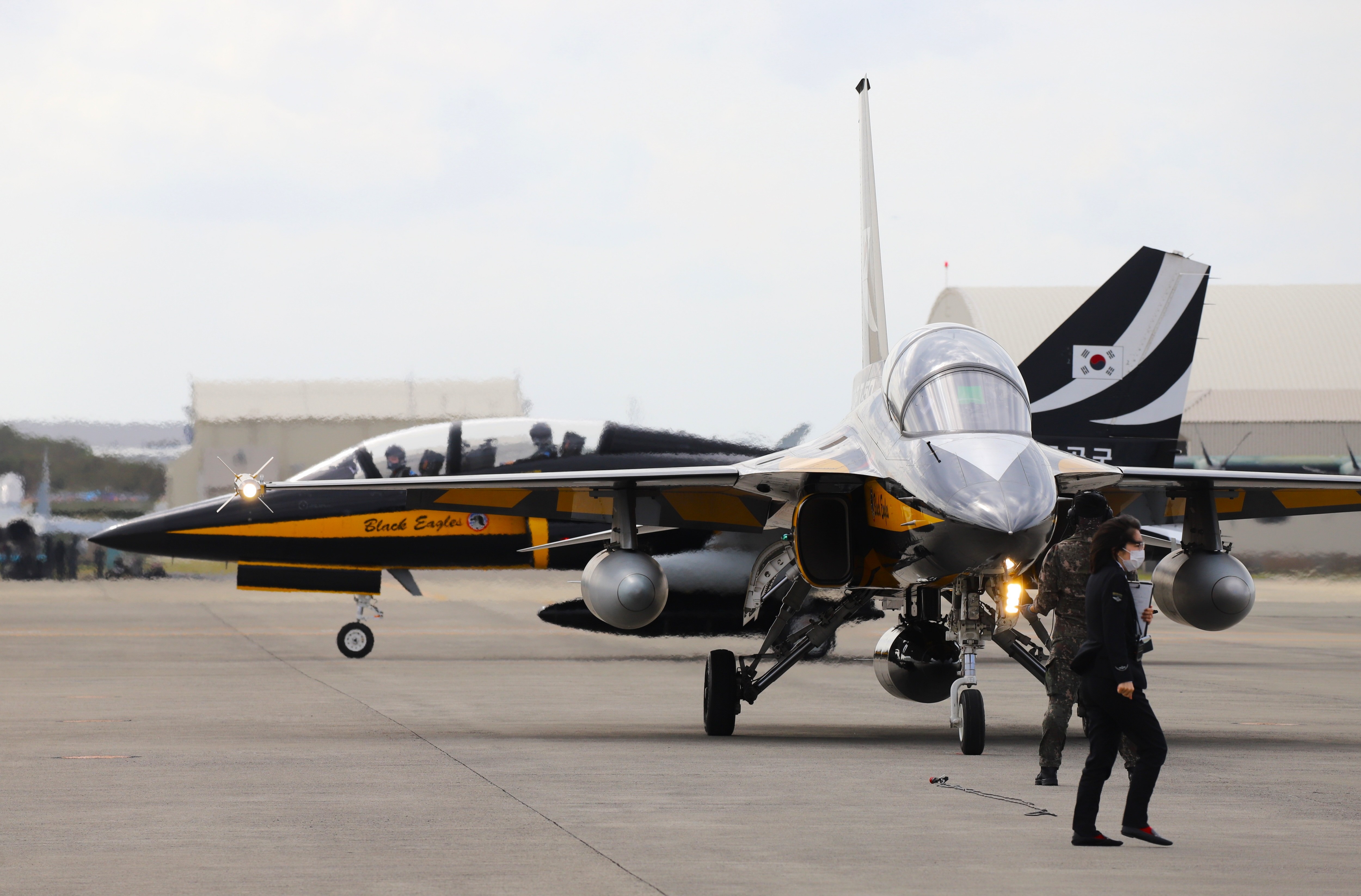 韓国空軍の曲技飛行隊が空自「ブルーインパルス」と交流 給油のため