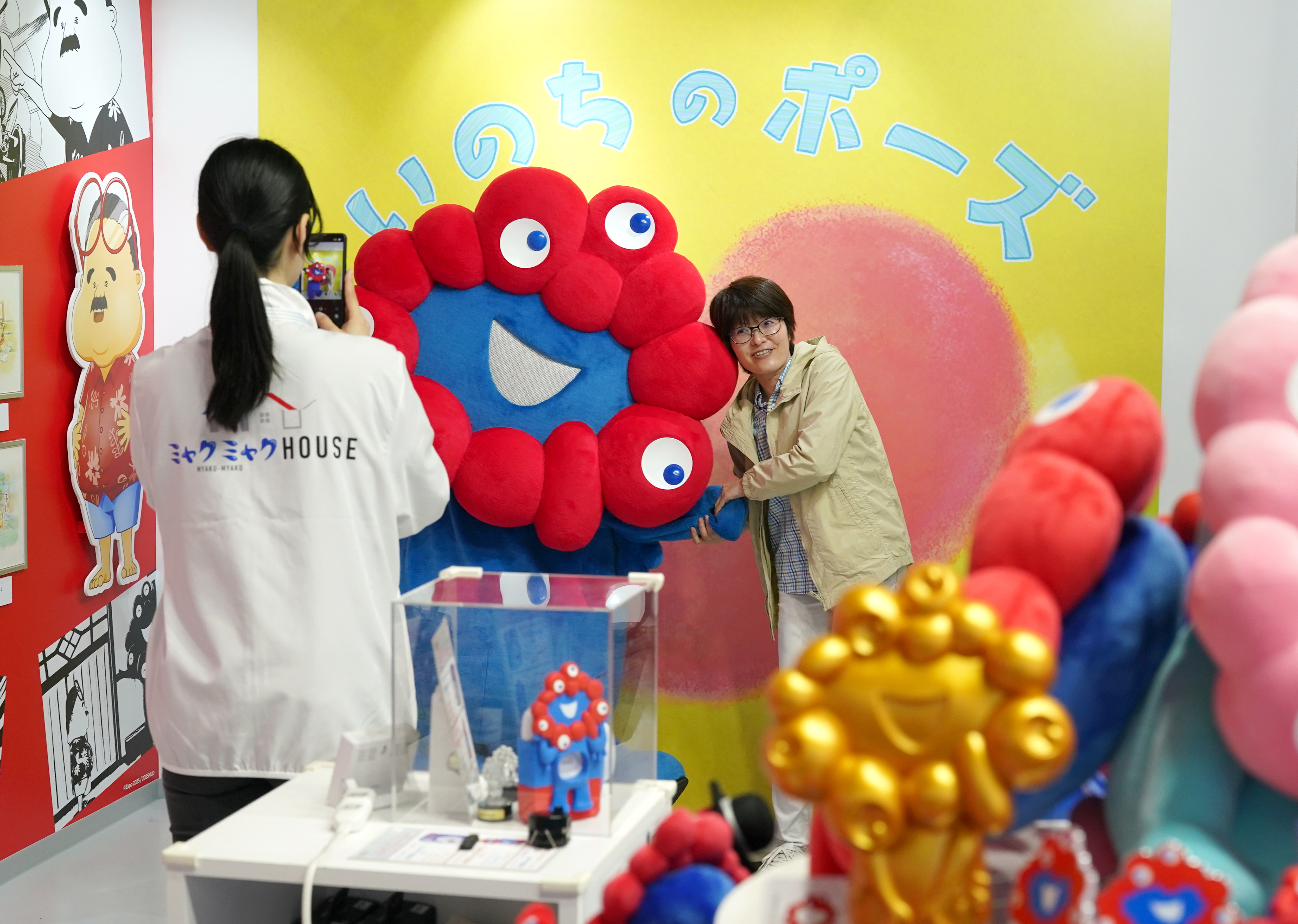 万博公式キャラ「ミャクミャク」変幻自在にお出迎え 「こみゃく」も