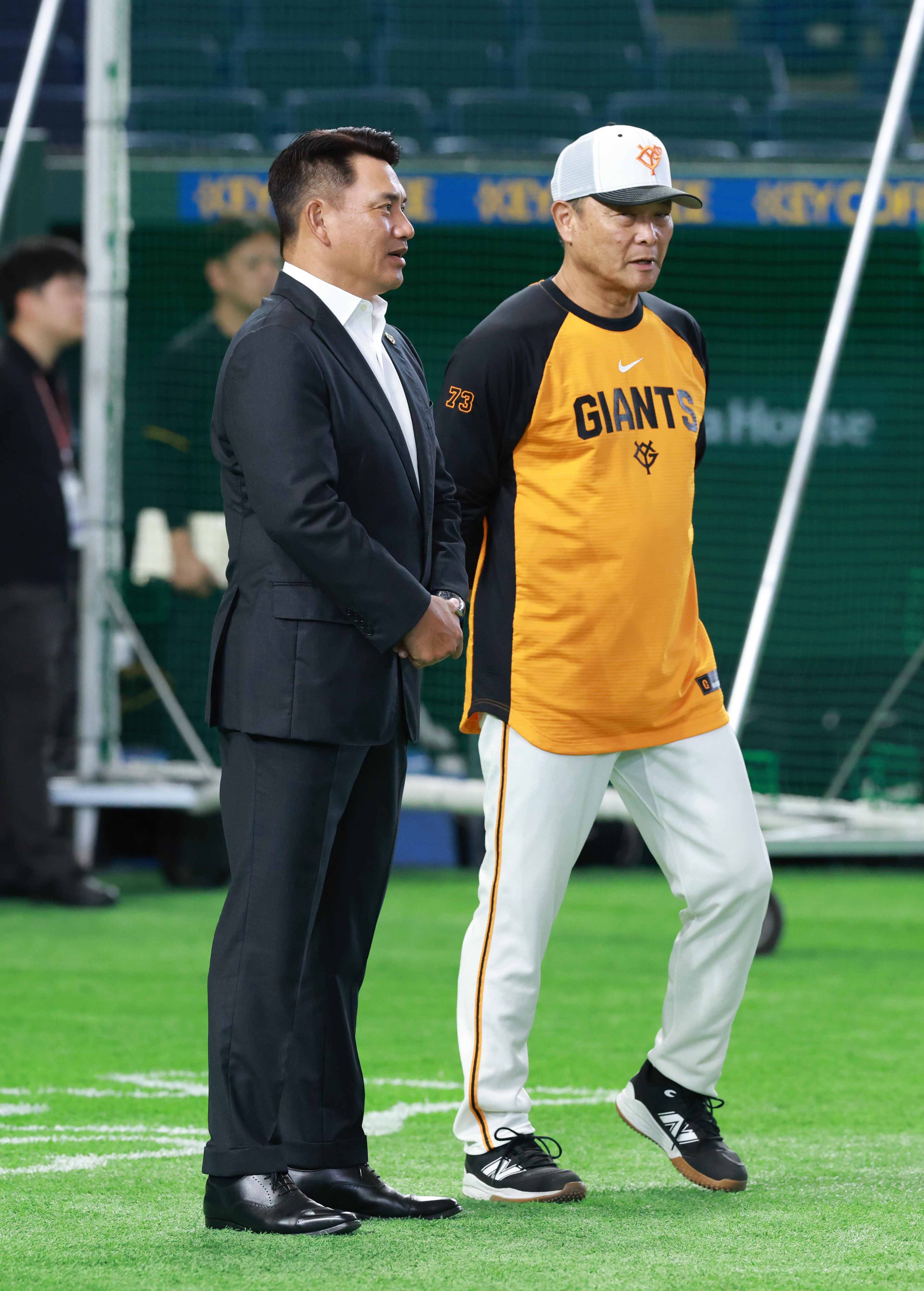 侍ジャパン・井口資仁監督が巨人―阪神戦の試合前に挨拶回り 初陣は11月